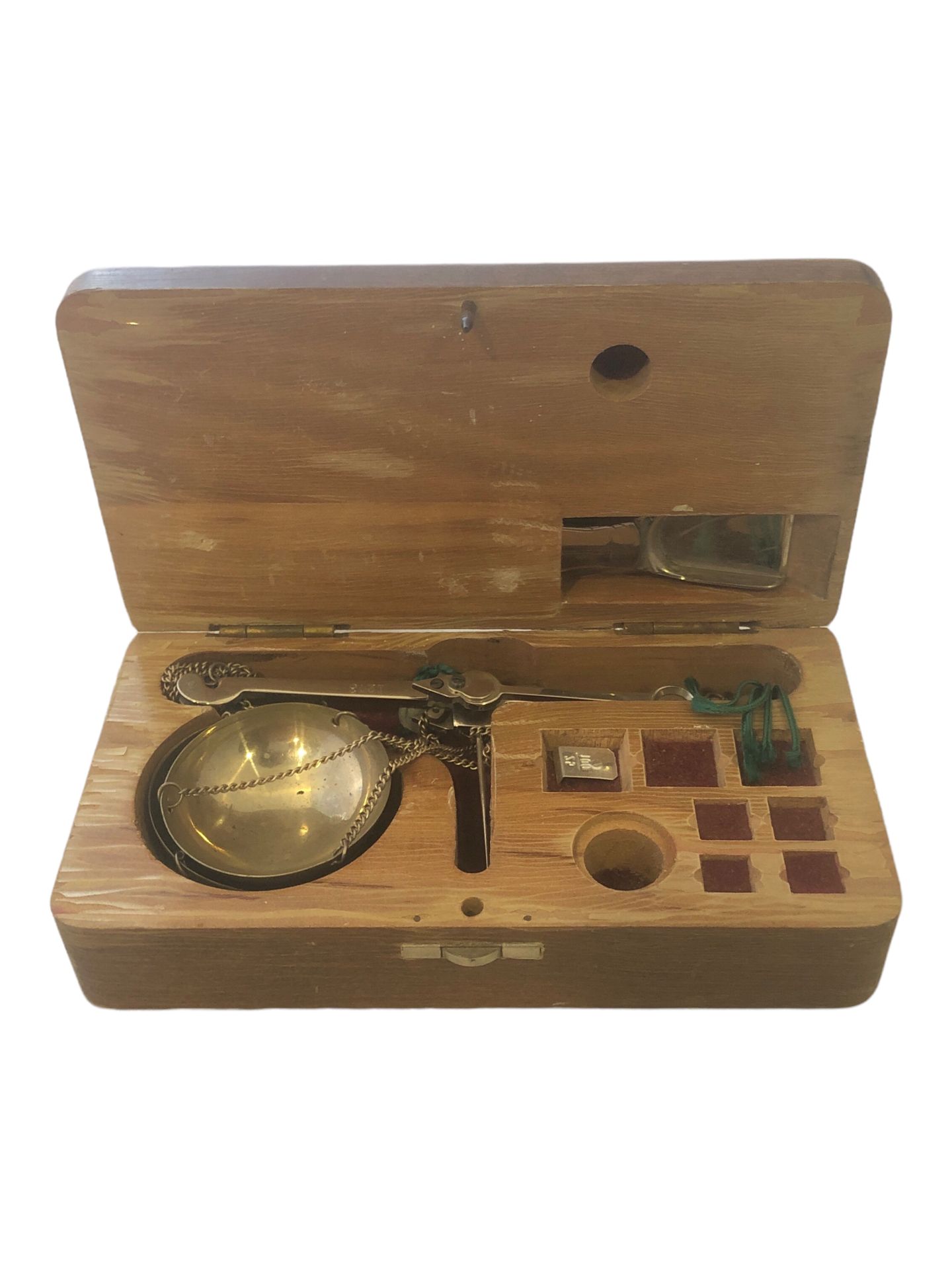 Null A jeweler's scale, in its wooden case.

Height: 3,4 cm. Long. 12,5 cm. Dept&hellip;