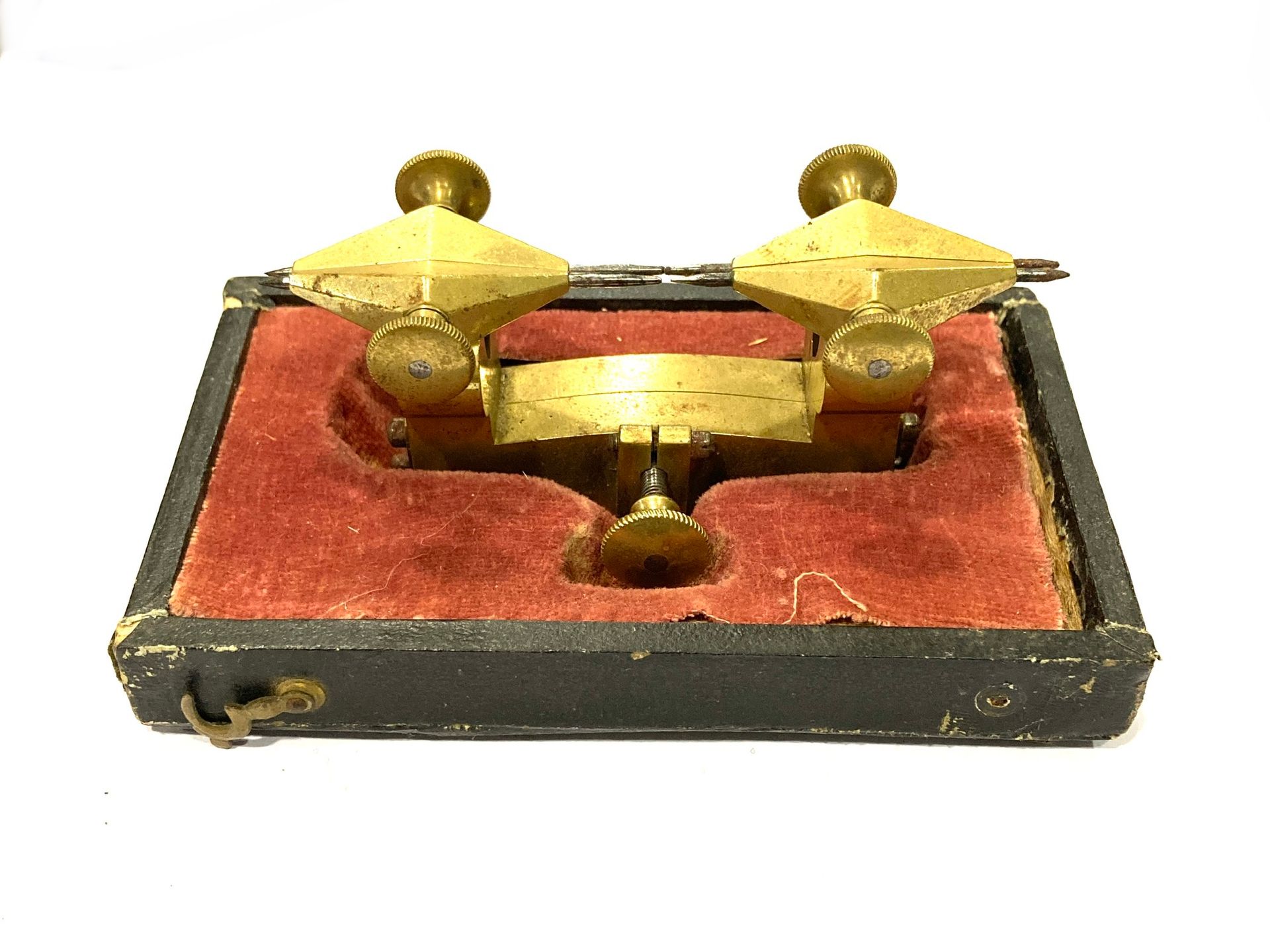 Null 黄铜和金属制的钟表指南针，装在盒子里。长9厘米。