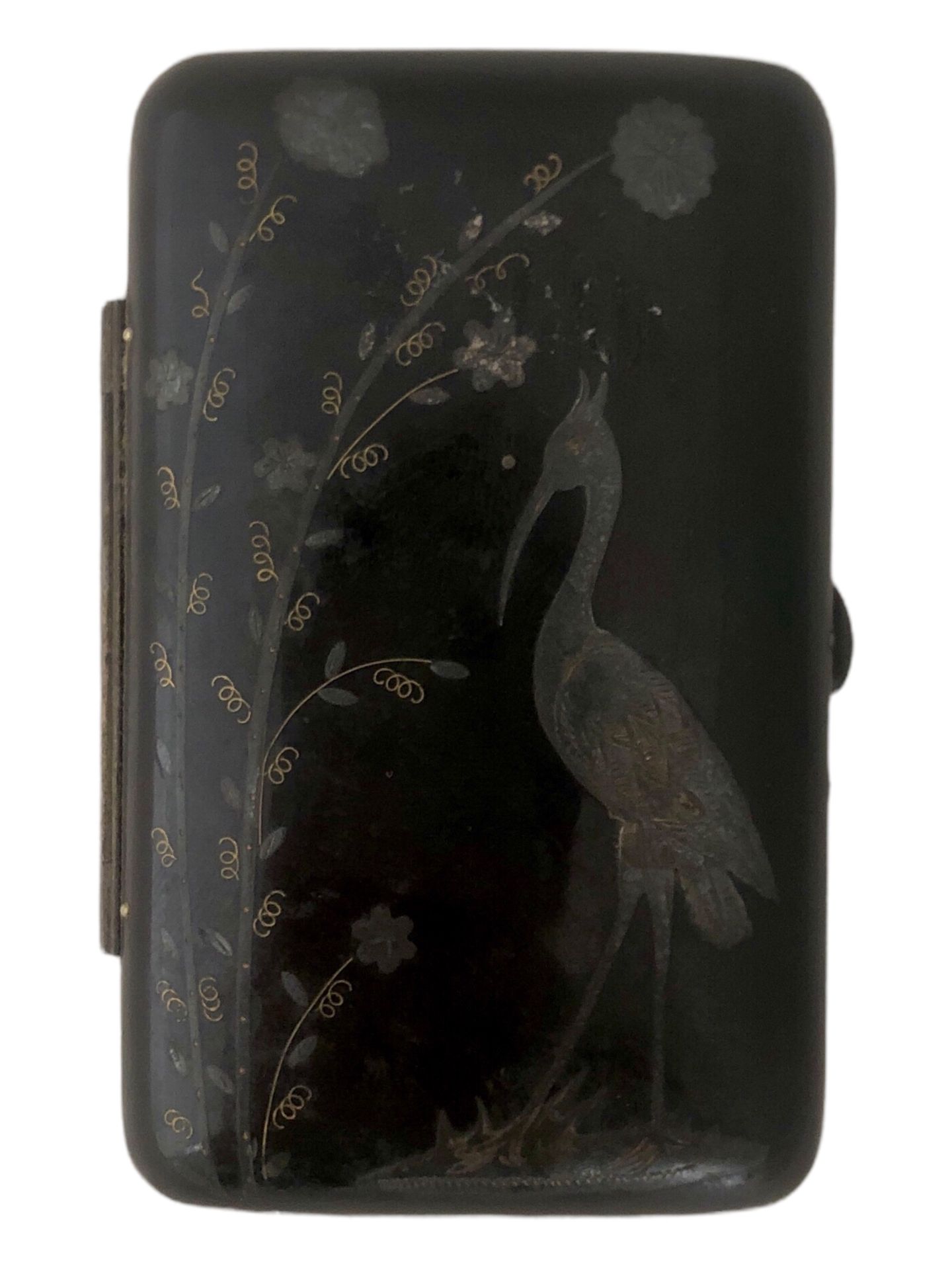 Null 牛角烟盒，嵌有代表涉水者的银和黄铜装饰。

高8.3厘米。长5.6厘米。
