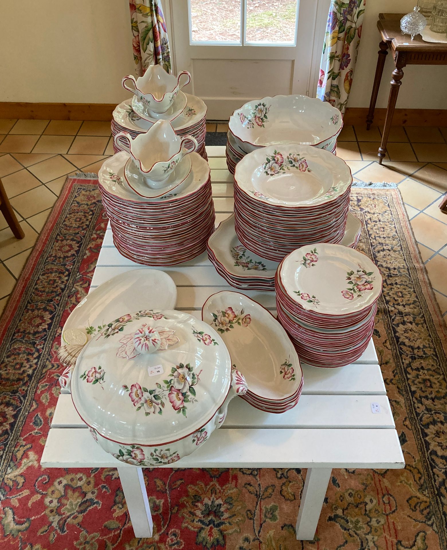 Null 卢内维尔 - 重要的精美陶器餐具，有抛出的鸡蛋花的装饰。它包括2个酱船，5个馄饨，48个盘子，18个汤盘，25个甜点盘，一个汤锅，4个椭圆形盘子，一个&hellip;