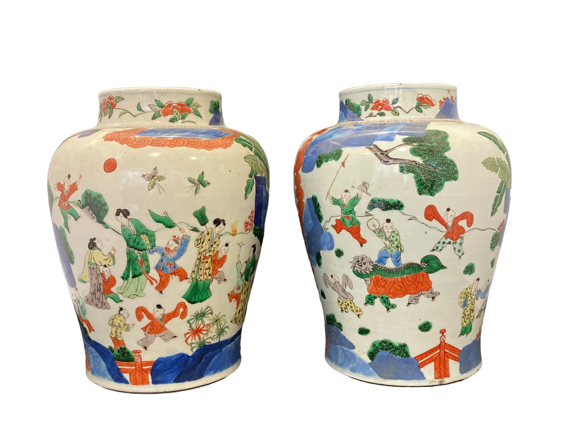 Null CHINE, XIXème - Une paire de vase en porcelaine à décor émaillé Wu Cai, fig&hellip;