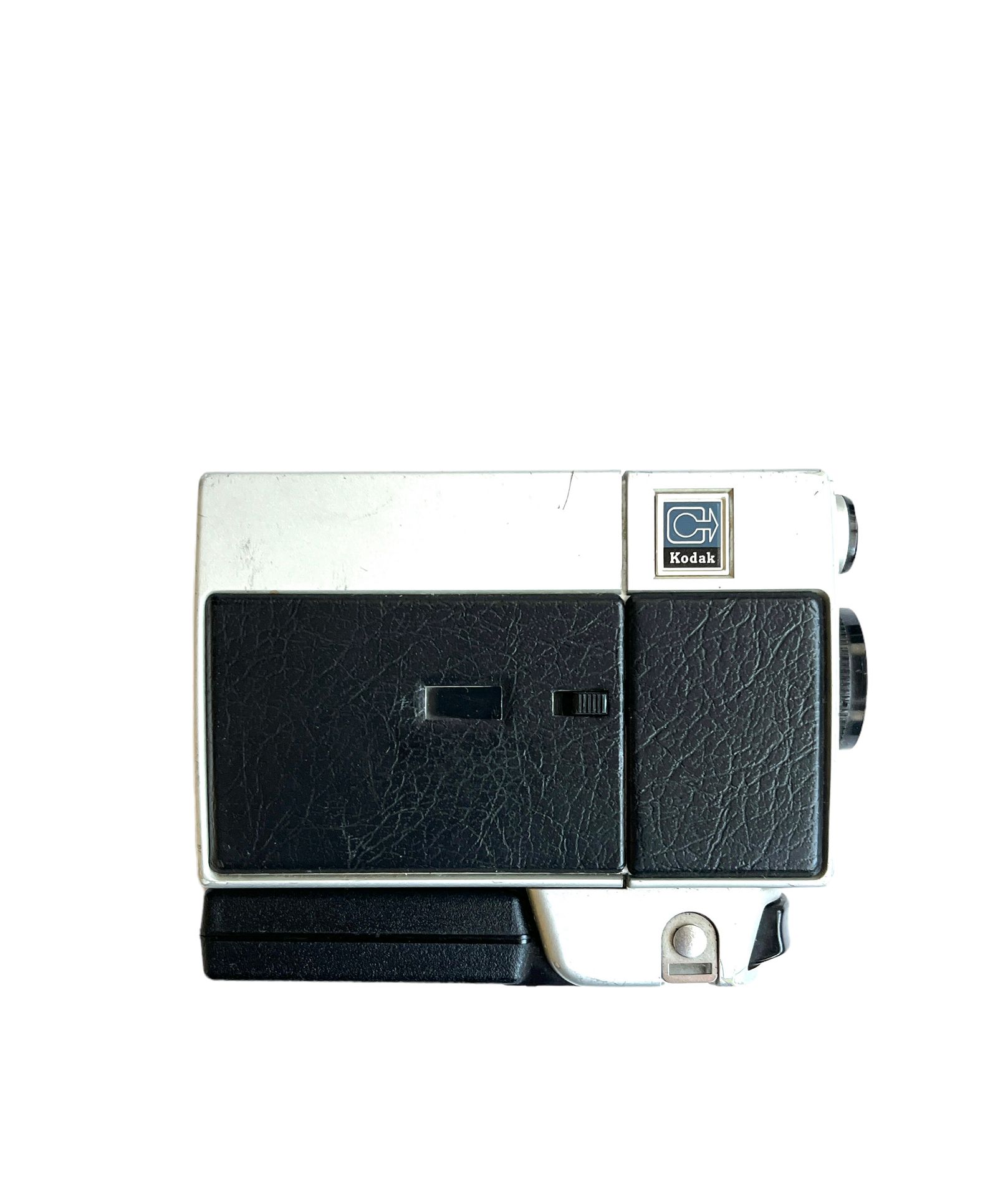 Null 在行李箱中，杂物集。柯达皇家杂志胶片相机（P. Angenieux镜头），柯达波纹管相机，一台柯达Instamatic M24相机和配件。