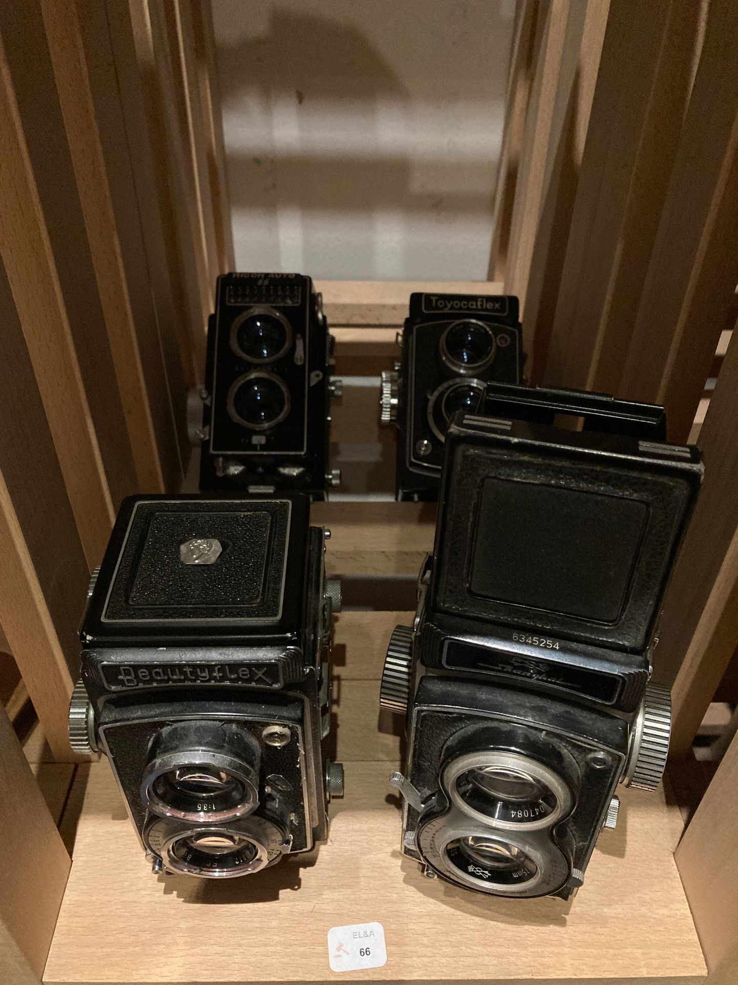 Null 一套四台杂牌相机："上海 "相机，配S13-111-1-56722 3.5/75毫米镜头；Beautyflex相机，配Biokor 3.5/80毫米镜&hellip;
