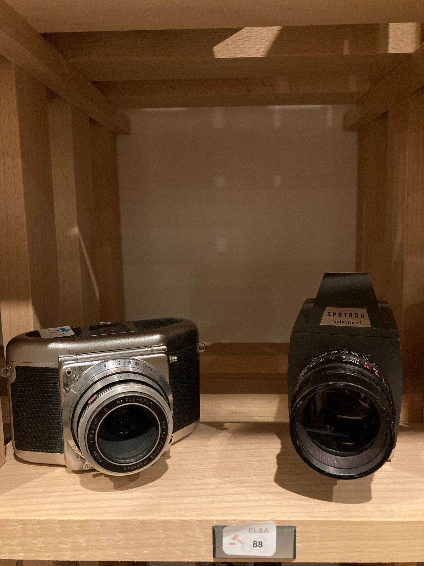 Null 一套两台杂项相机：带Kilar 2.8/50毫米镜头的Metz相机和Spotron Professional。