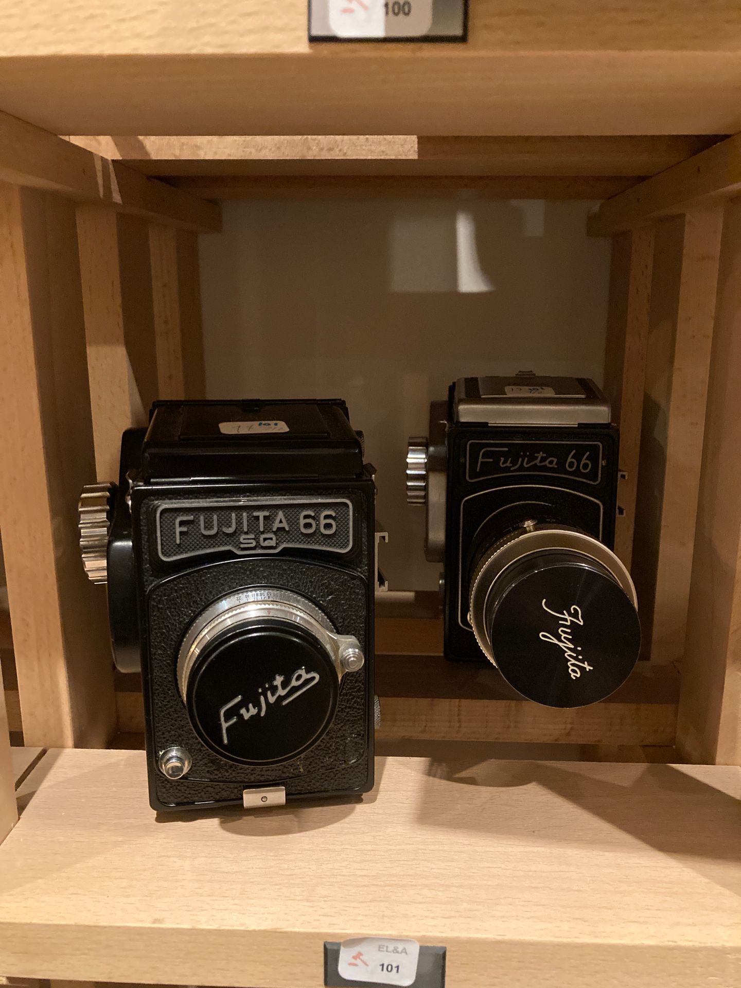 Null 一套两台富士达66相机：富士达66机身配富士达4/150毫米镜头和富士达66 SQ机身配富士达3.5/80毫米FC镜头。