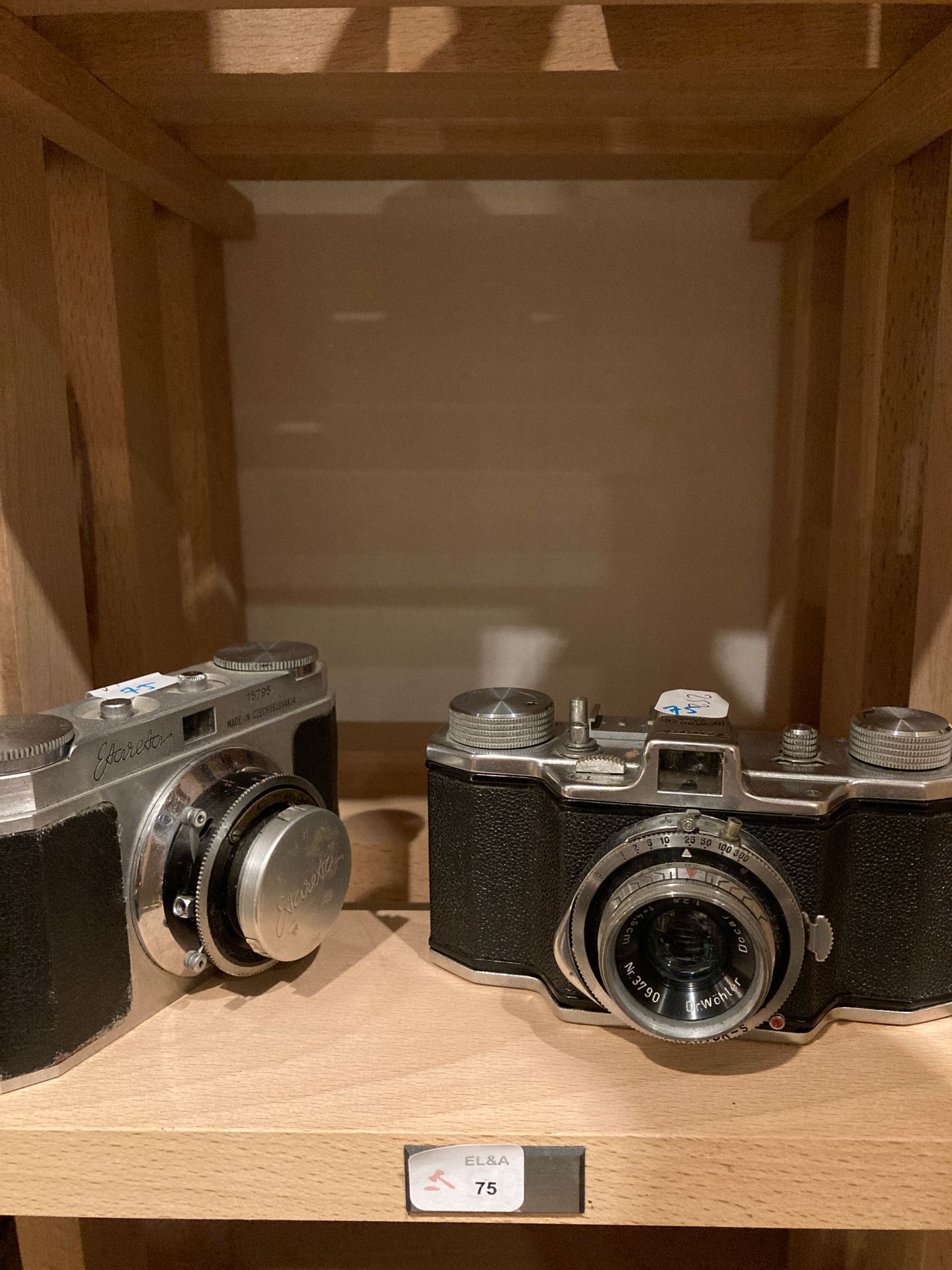Null Juego de dos cámaras varias: cámara Etareta (Made in Czechoslovakia) con ob&hellip;