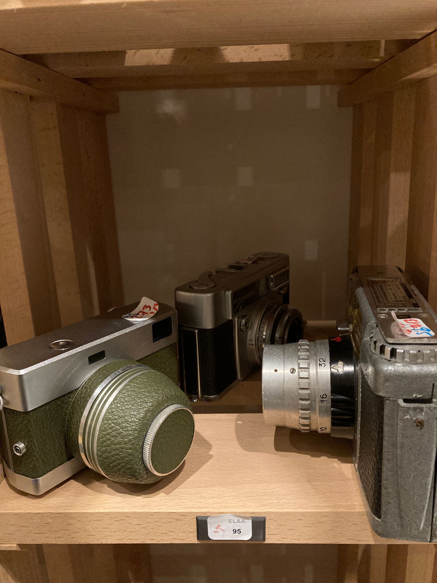 Null Conjunto de dos cámaras Durst (Automática y 66) y una cámara Werra (verde).