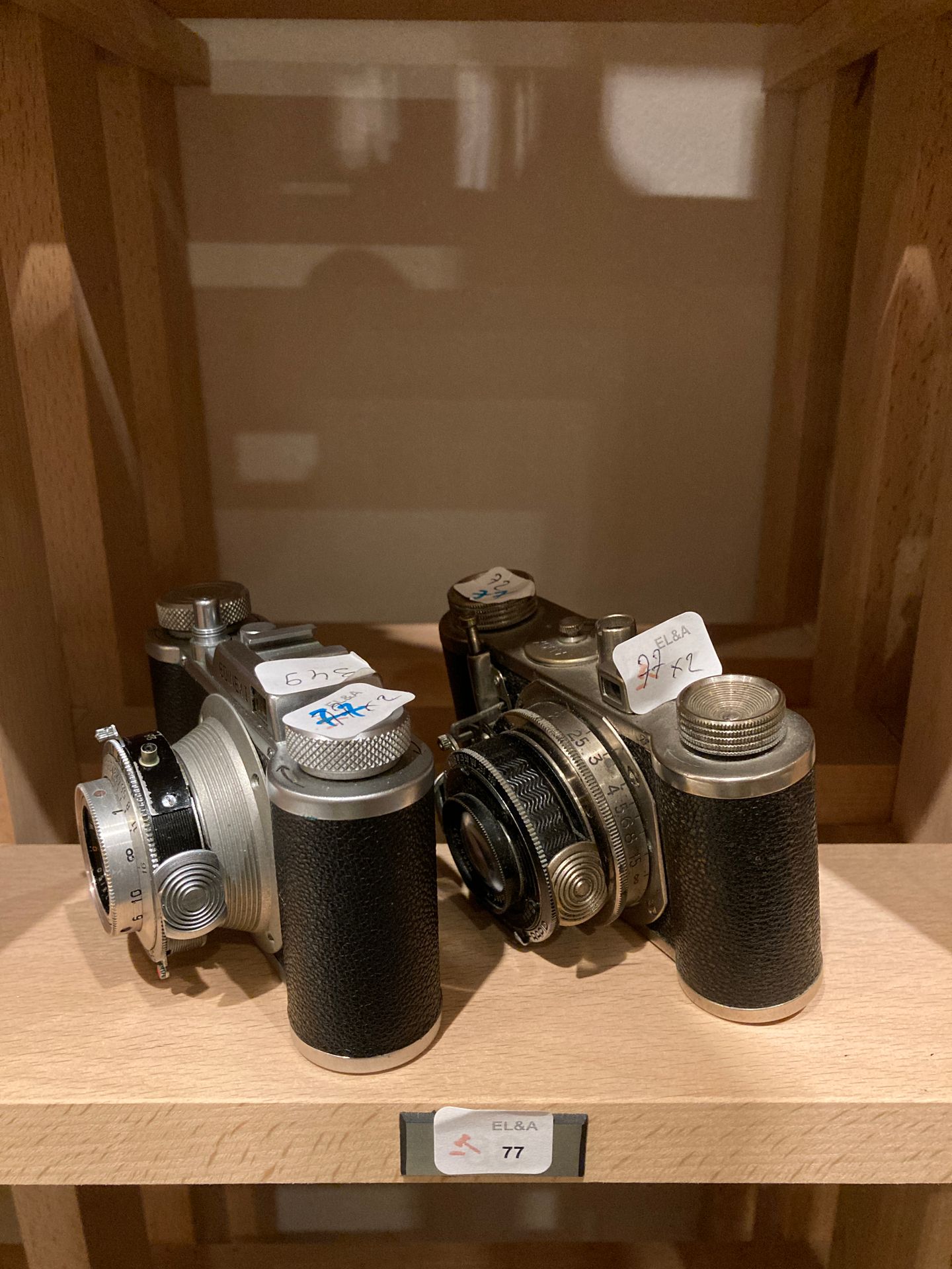 Null 一套两台杂牌相机：Adox盒装Xenar 2.8/5 cm镜头和Edinex I盒装Edinar 2.8/50 mm镜头。