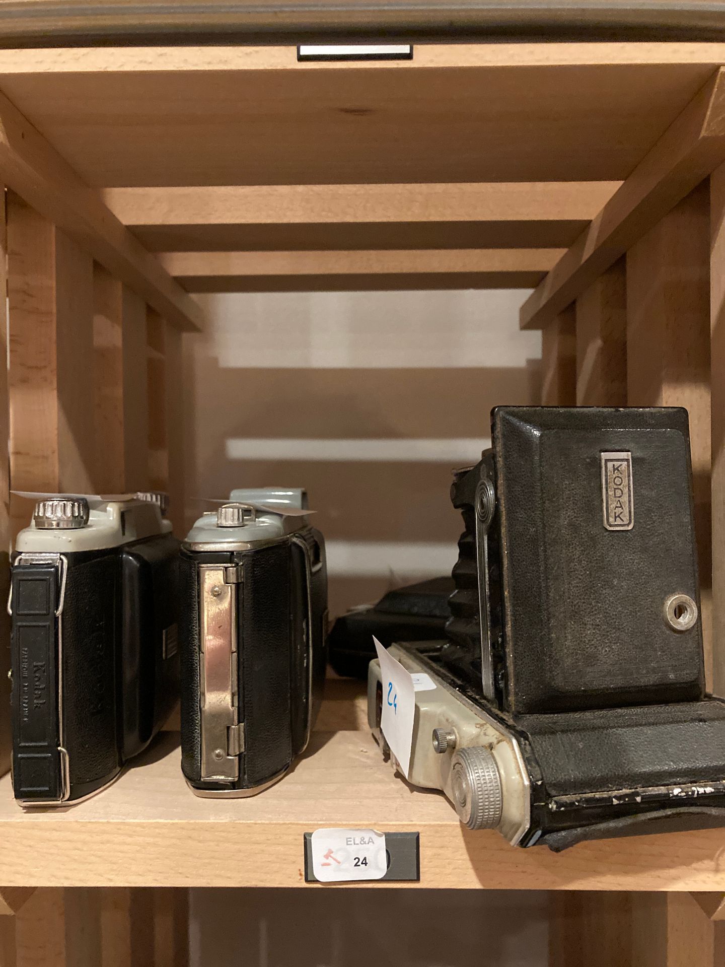 Null 474 A - Set of four miscellaneous Kodak bellows cameras: Kodak 4.5 Model 33&hellip;