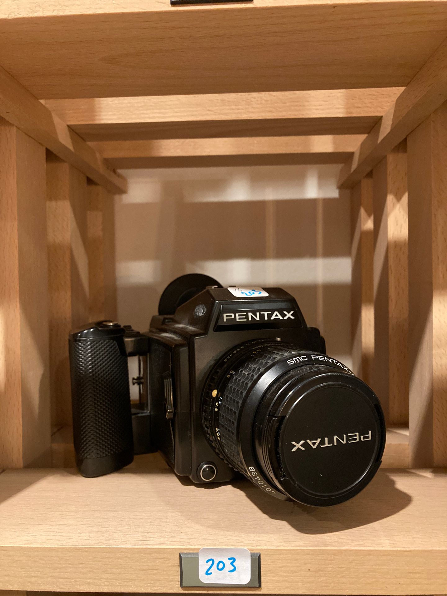 Pentax 645 camera with SMC Pentax-A 645 2.8/55 mm lens. | Drouot.com