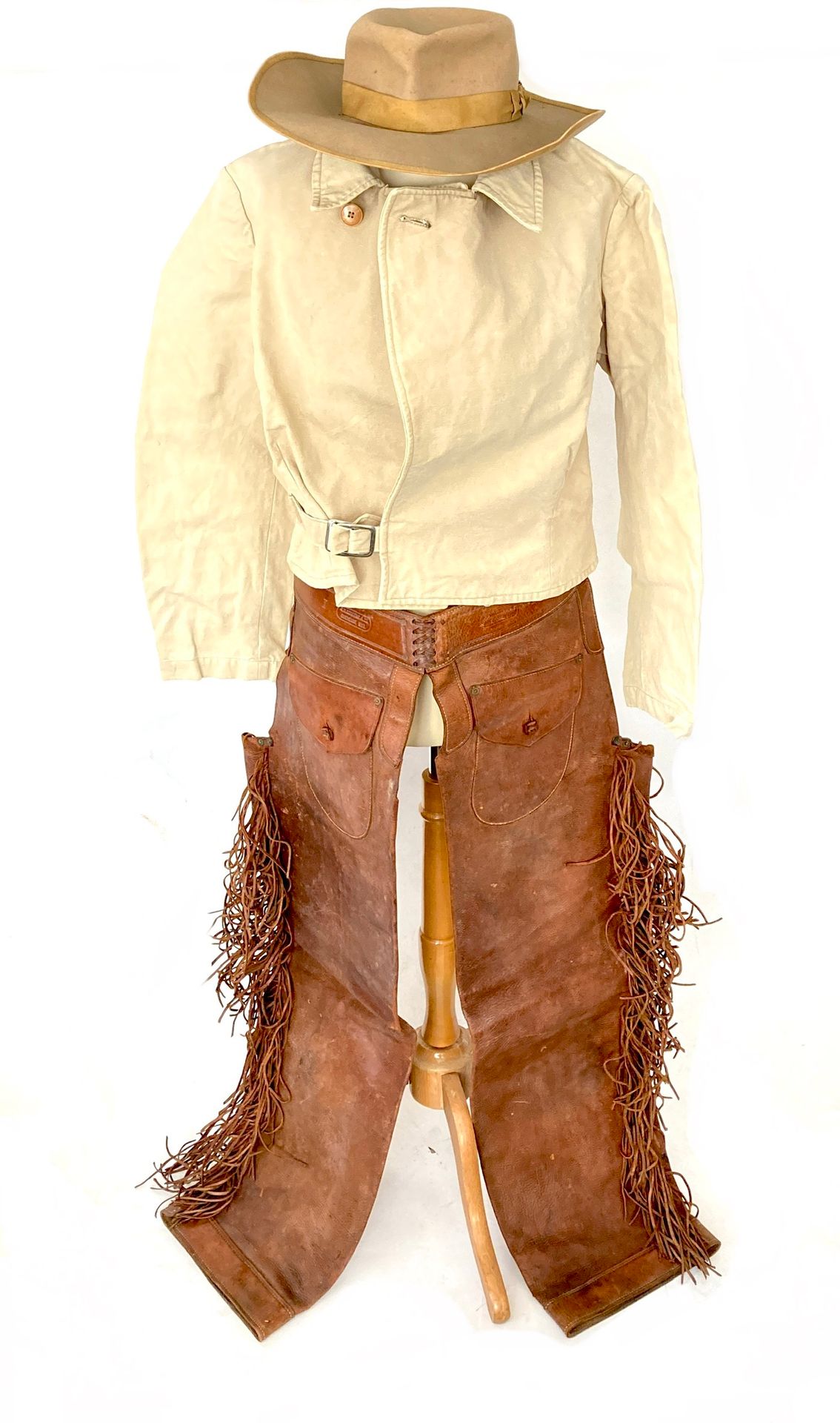 Null 原始的19世纪末美国牛仔装备，包括。

- 米色灰褐色毛毡的Stetson帽子，里面标有金字 "STETSON amp; C0 A.H. ALBIEN&hellip;
