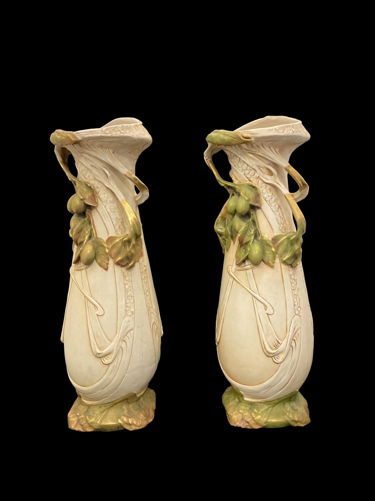 Null ROYAL DUX

Paire de grands vases en porcelaine à décor de branches d'olivie&hellip;