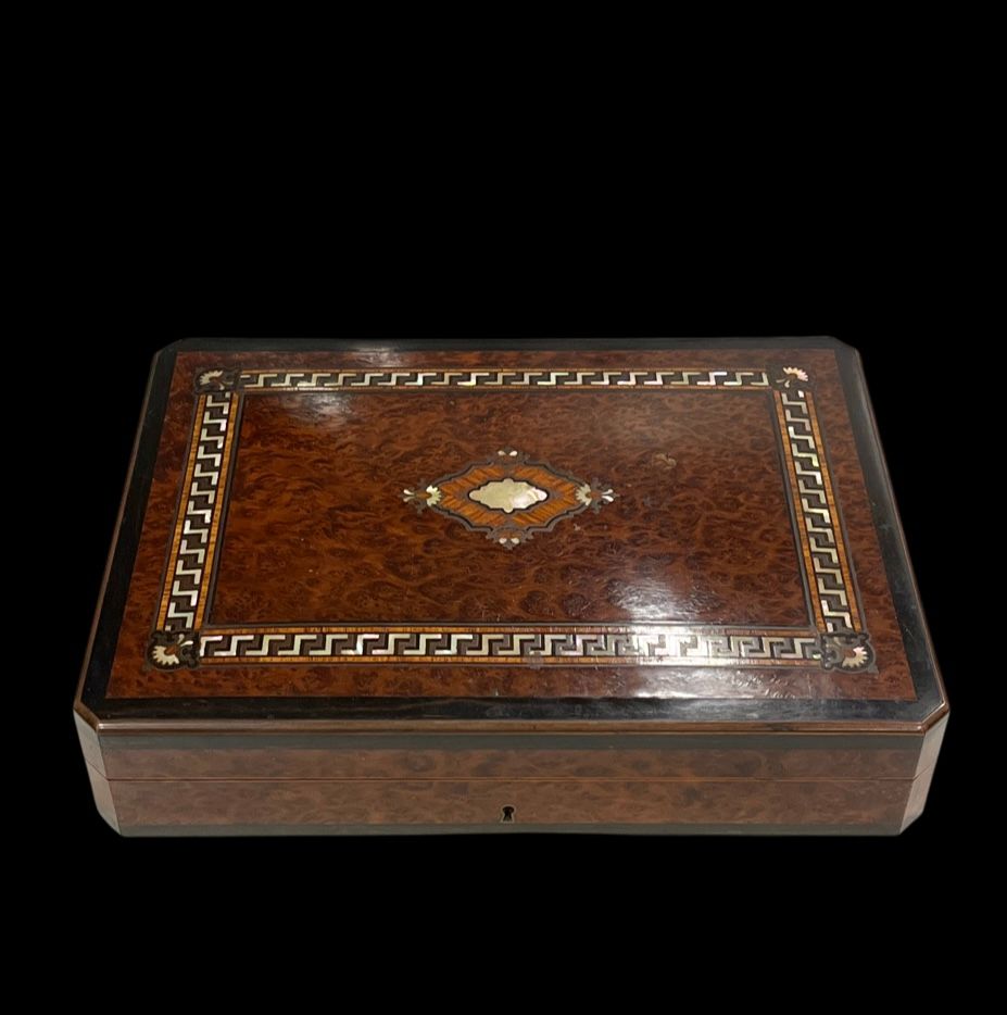 Null 长方形的木质和单板游戏盒：以毛刺镶嵌为背景，并以珍珠母和黄铜加强。盖子的中心是一个盲雕，下面有一个希腊文字的楣子。分隔的内部包含了一套重要的珍珠贝母令&hellip;