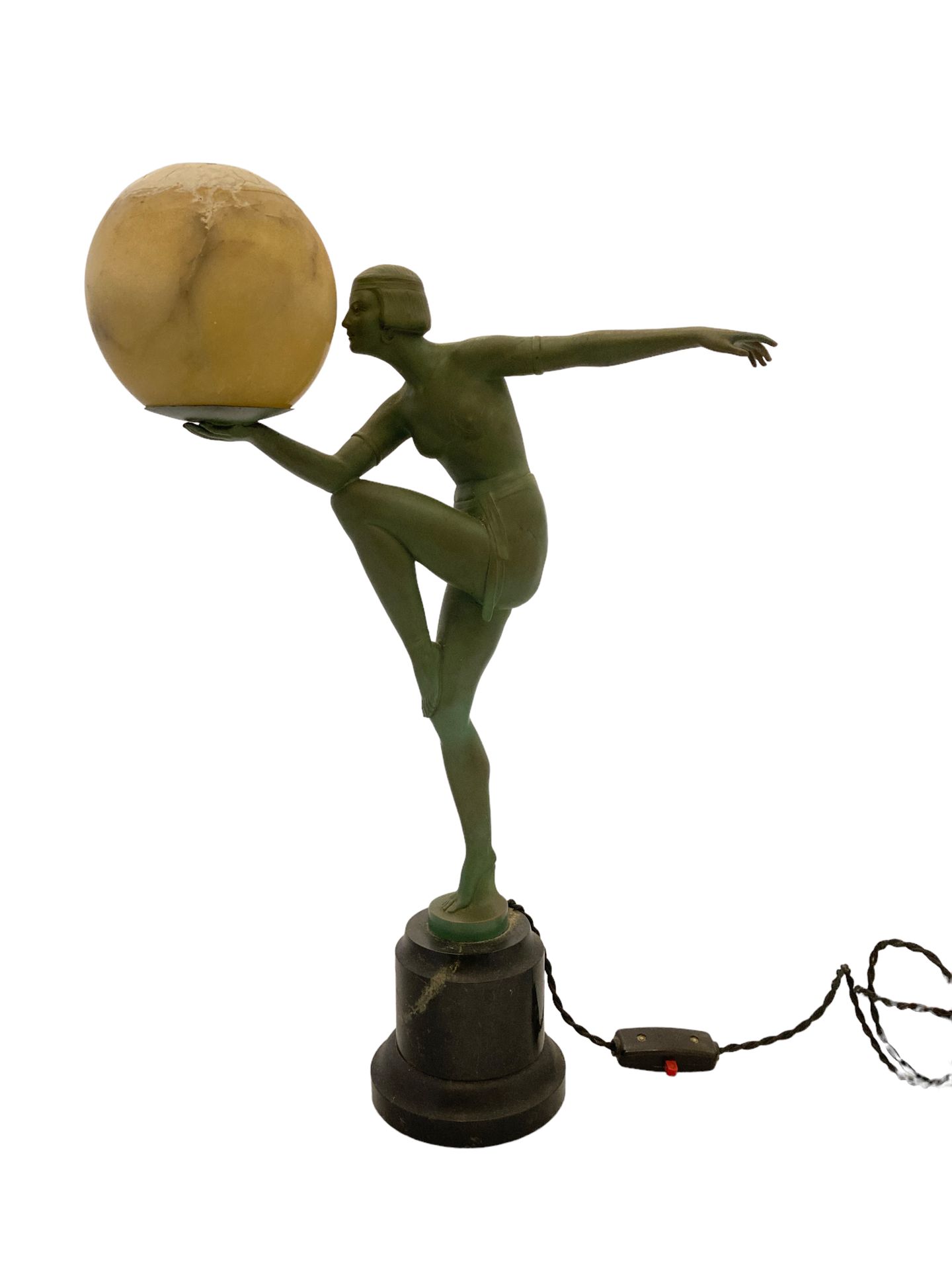 Null Lampe composée d'un bronze à patine verte, sculpture figurant une danseuse &hellip;