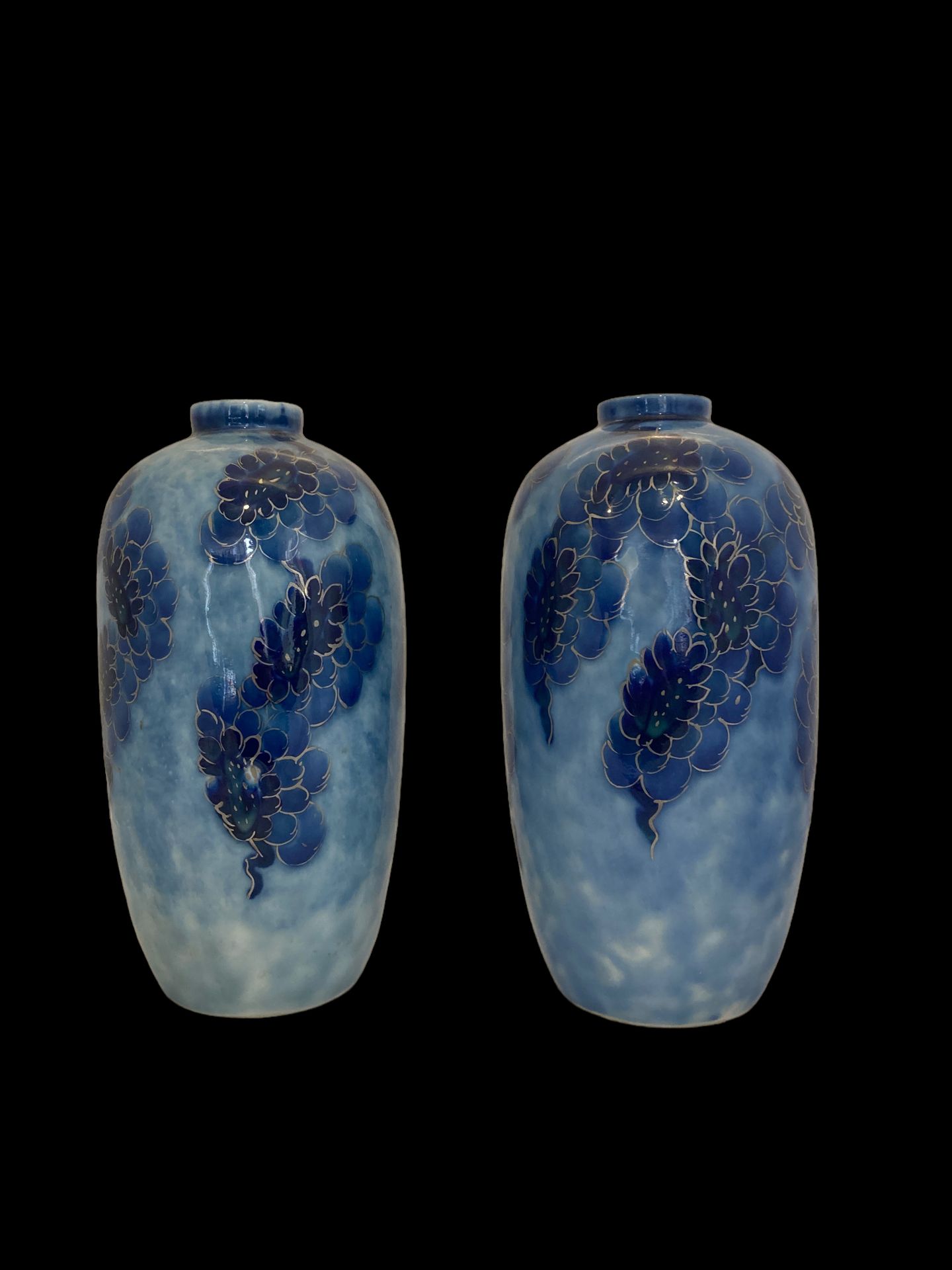 Null 卡米尔-塔罗(Camille THARAUD) (1878-1956)

一对卵形花瓶，利摩日瓷器，装饰有灰色底纹的蓝色花朵。 

背面有签名。 

&hellip;