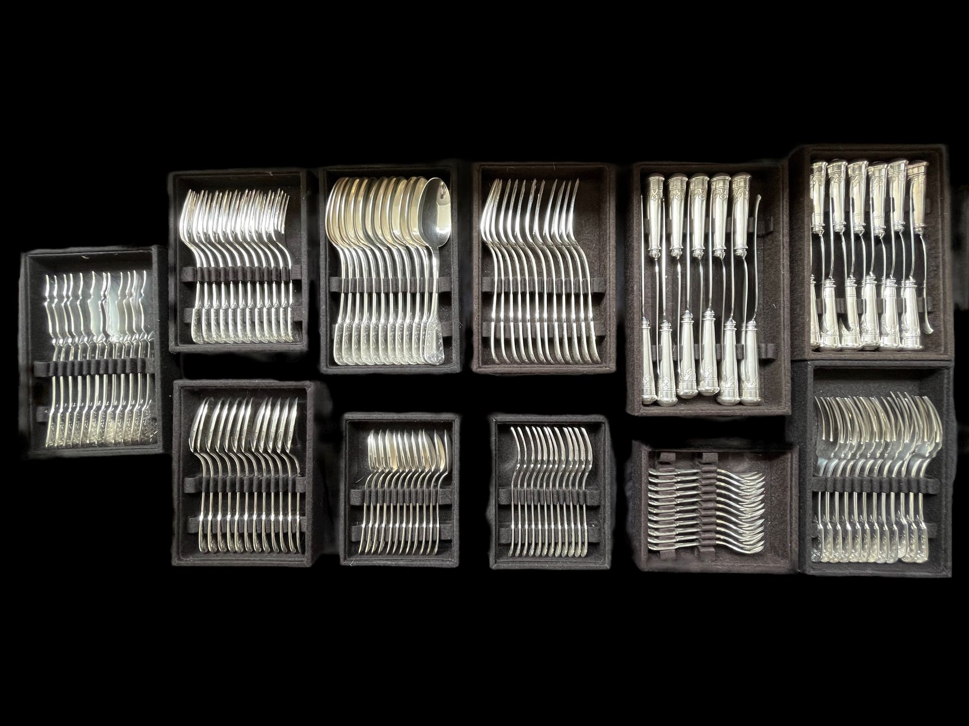 Null 博朗格
在他们的CHRISTOFLE箱子和抗氧化袋里。一套路易十五风格的镀银家庭用品，在星空的背景上有叶状的卷轴和贝壳。
包括：
- 12套大餐具和1&hellip;