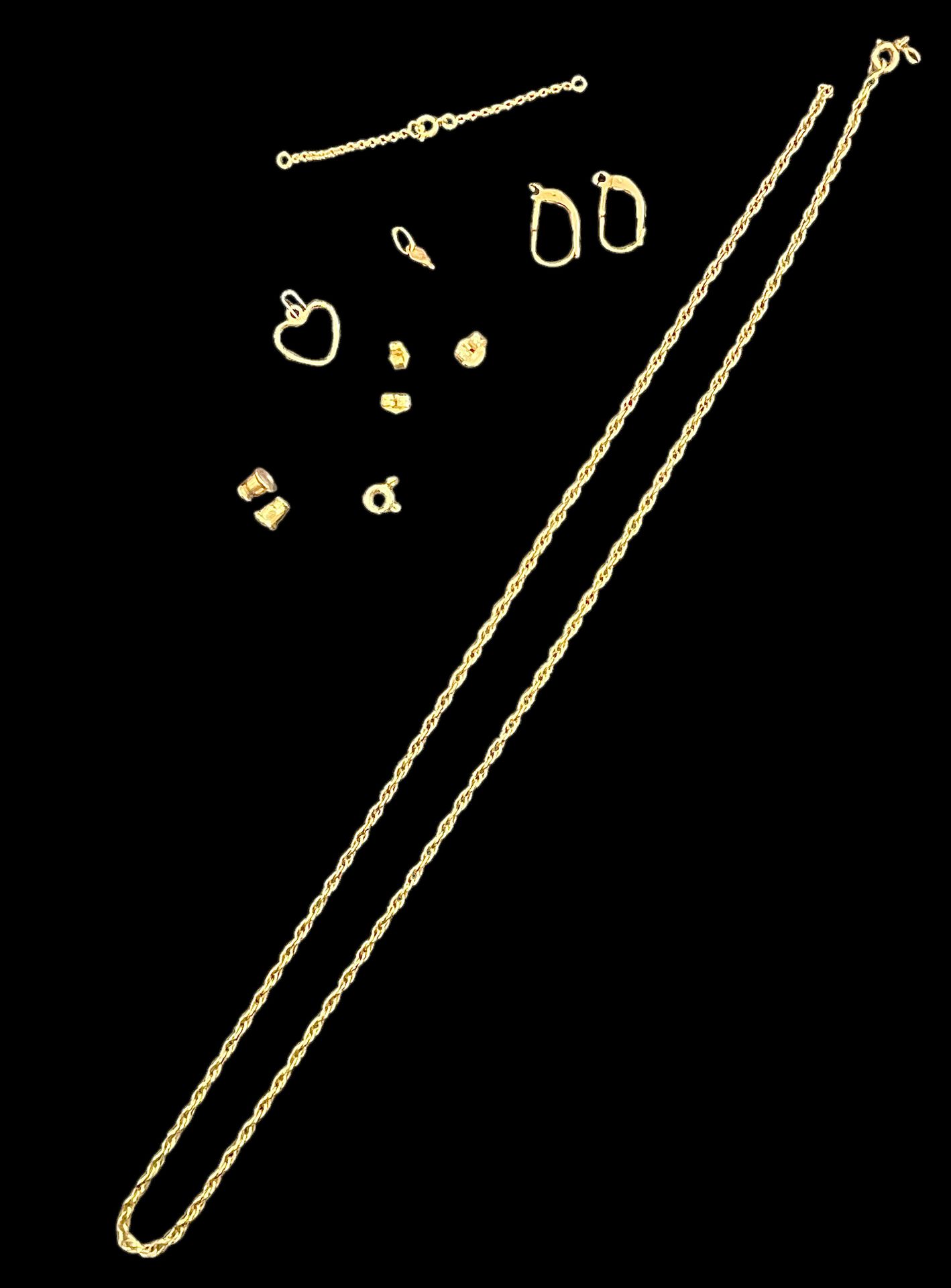 Null 一套珠宝和废料：18K（750°/00）黄金长链的状态（除了金属扣），重6.98克，两个耳环钩，重1.26克。 
包括镀金金属的附件和扣子。