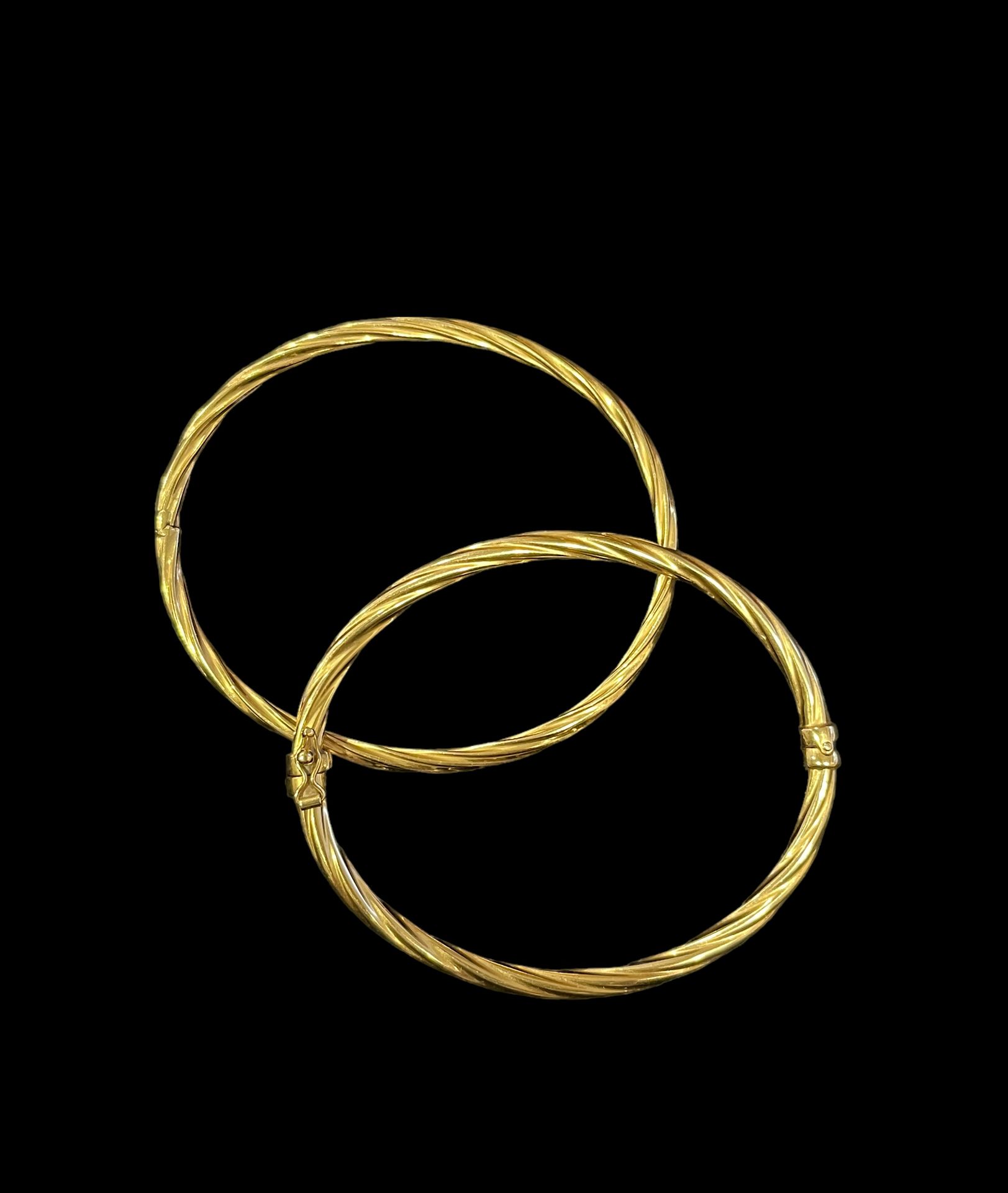 Null Deux bracelets joncs en or jaune 18K (750°/00). Fermoir à cliquet sécurisé.&hellip;