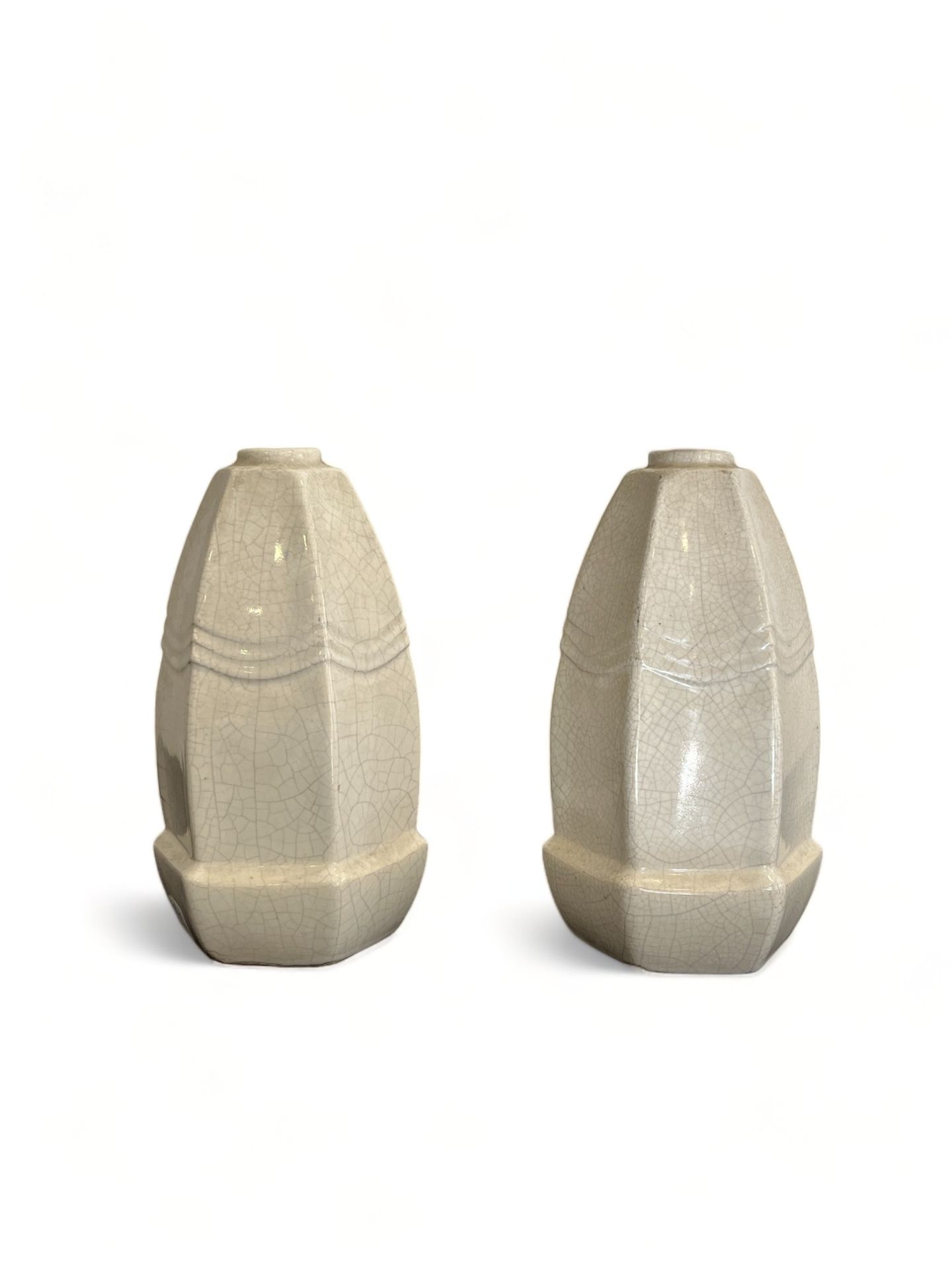 Null Paire de vases soliflores piriformes de section hexagonale en céramique à g&hellip;