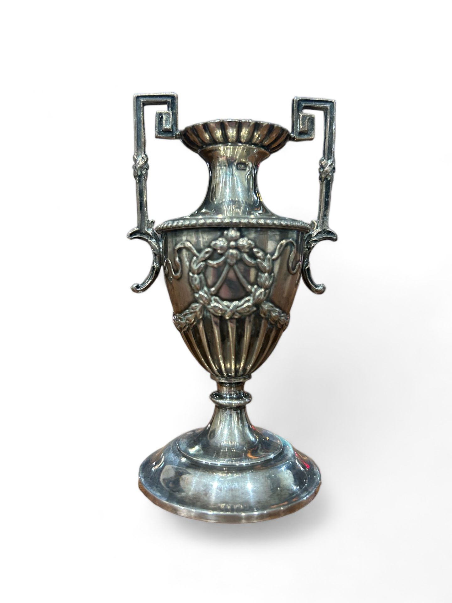 Null Petit vase balustre sur piédouche, les anses terminées par des grecques, en&hellip;