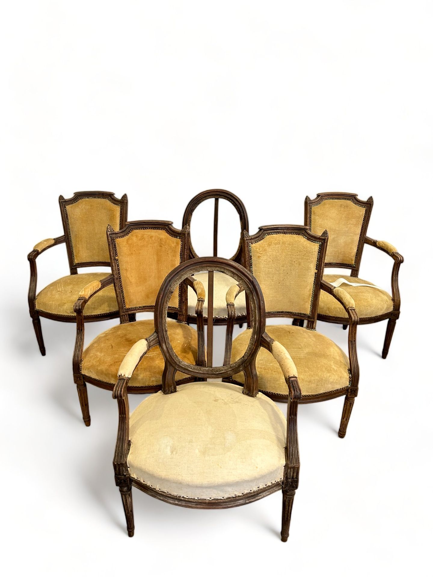 Null 一套 6 张胡桃木卡布里奥莱扶手椅，其中两张带有奖章靠背。
其中一些出自路易十六时期。
高 92 厘米。长 57 厘米。深 50 厘米。
有损坏，尤其&hellip;