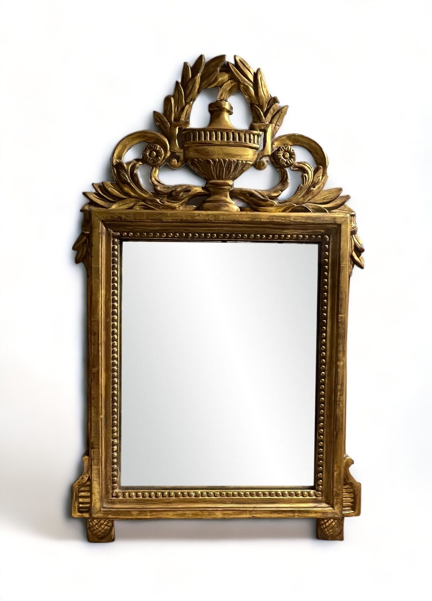 Null Miroir à poser de style Louis XVI en bois sculpté et doré orné d'une frise &hellip;