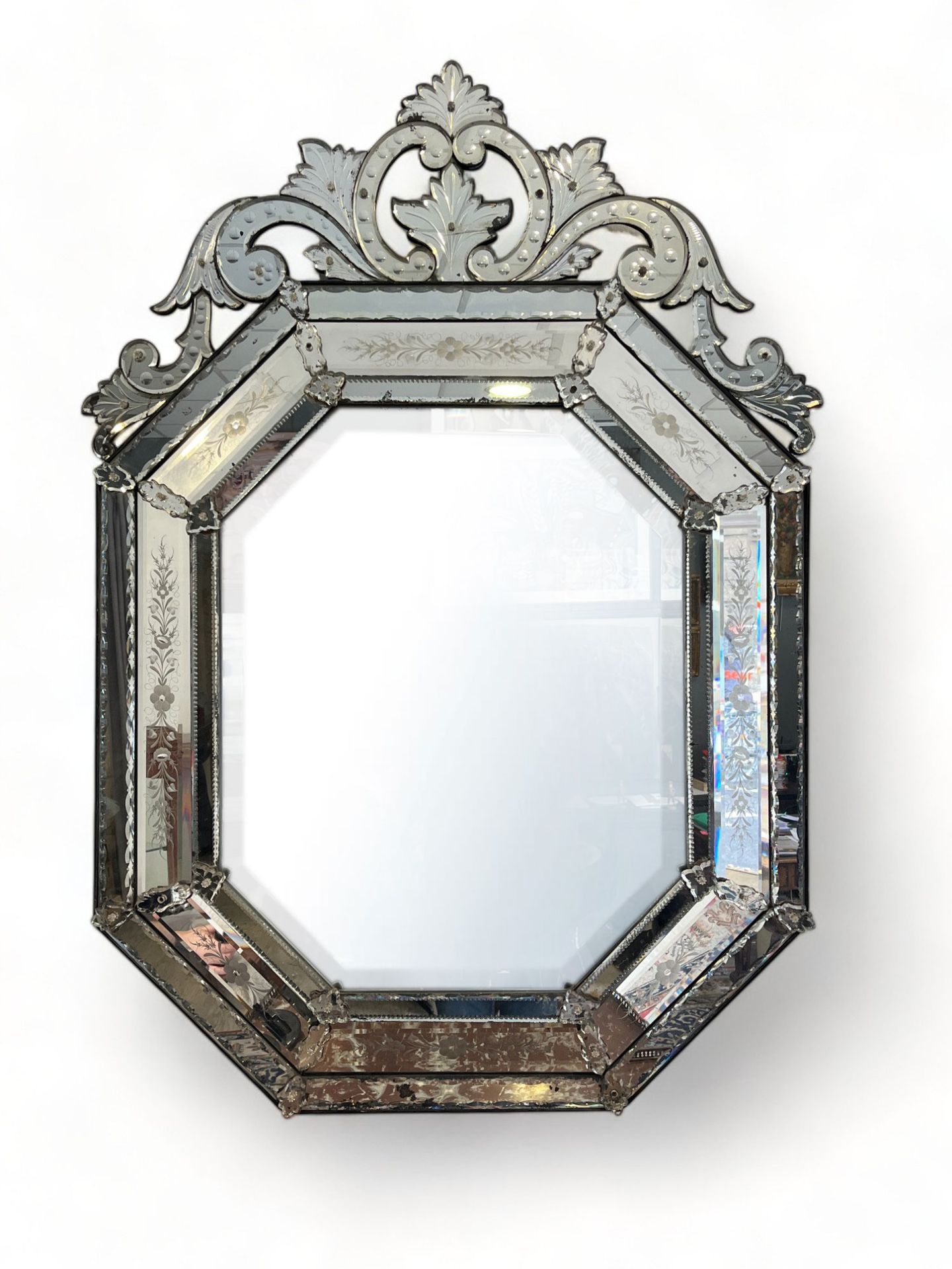 Null Miroir de Venise 
à parecloses de forme octogonale en verre gravé de fleurs&hellip;