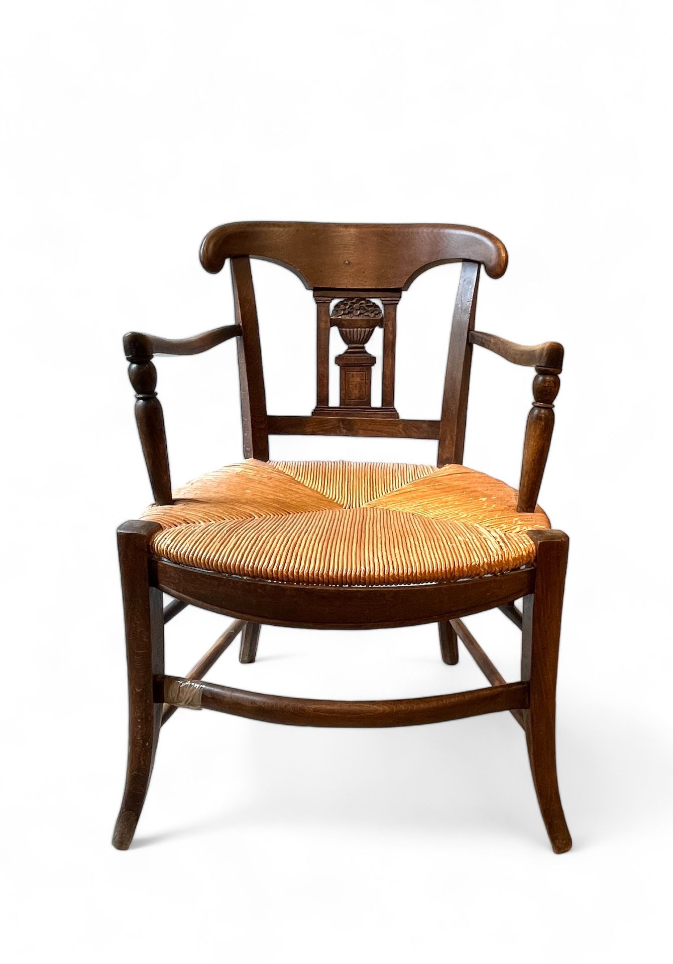 Null 胡桃木修复风格扶手椅，镂空的椅背上装饰着一个花朵环形山，靠在一个基座上。
座椅上铺有稻草。 
高 74 厘米。长 53.5 厘米。宽 80 厘米。 
&hellip;