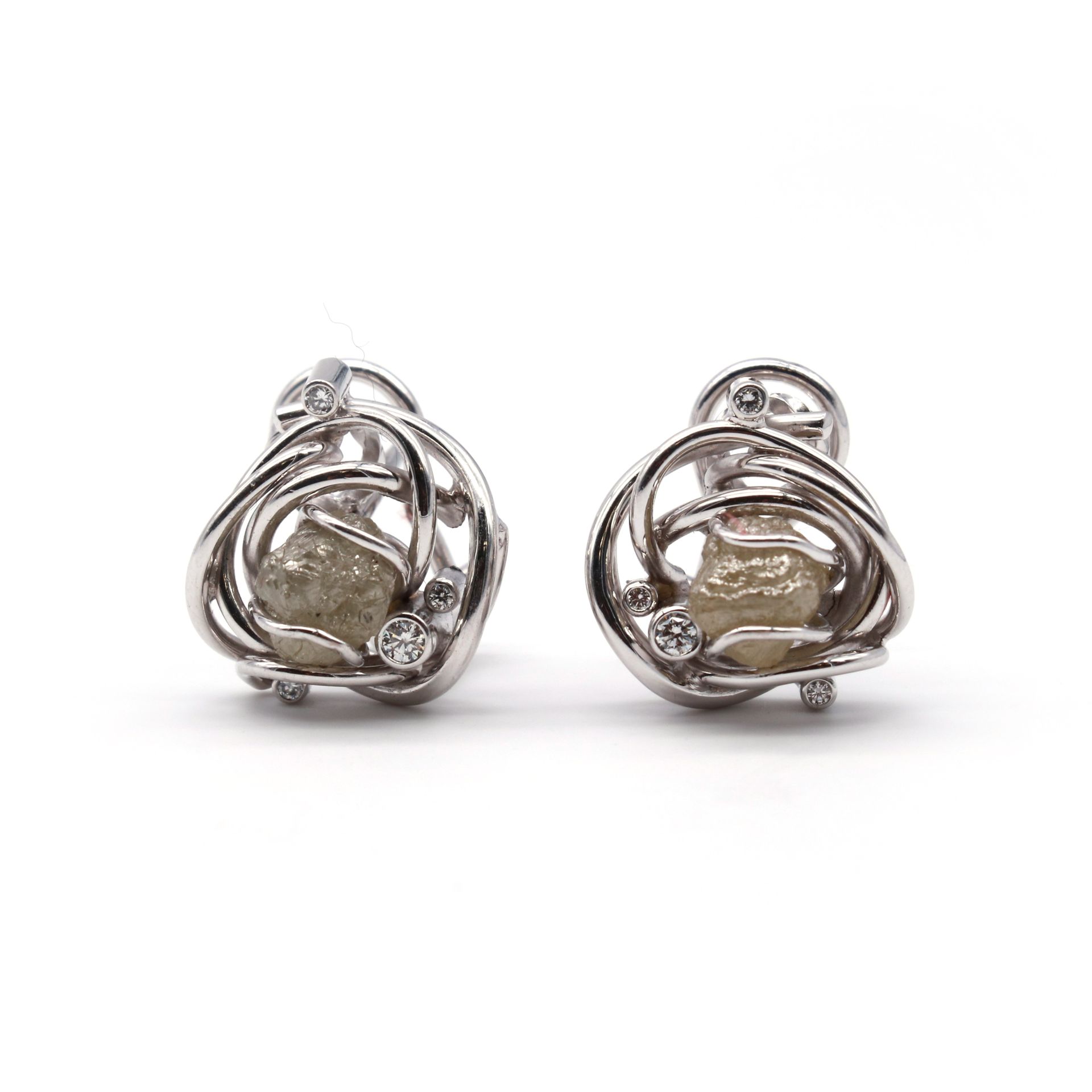 Null Earrings in 18 ct white gold, the openwork decoration of interlacing center&hellip;