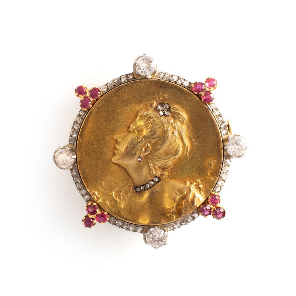 Null 新艺术运动胸针，18K黄金，表现一位女士的侧面，由老式切割和玫瑰切割钻石和未加热的红宝石铺成的包围。纪念品 BF

约1900年

直径：40毫米

&hellip;