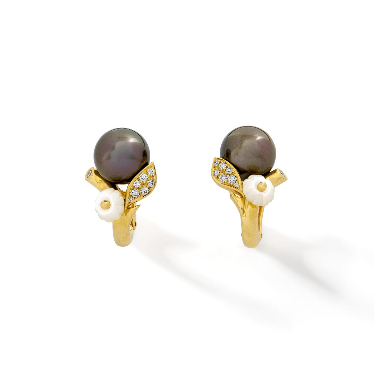 Null 18K黄金耳环，搭配黑色养殖珍珠、钻石叶子和珍珠母花

尺寸：25 x 15 mm

毛重 : 17,88 g