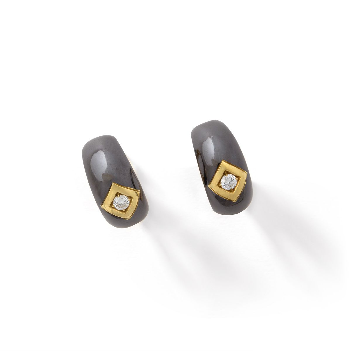 Null 18 ct yellow gold and blackened gold earrings, each with a diamond inlay 

&hellip;