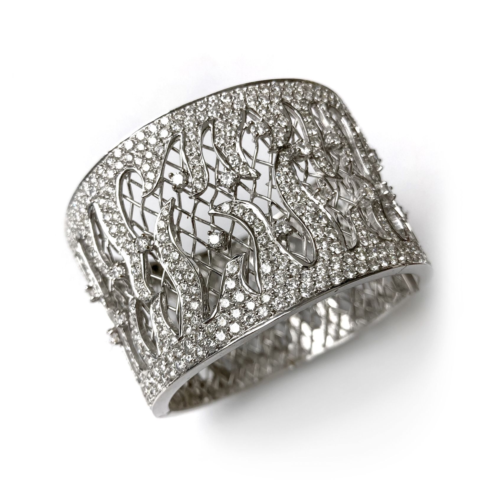 Null 18K白金刚性手镯，钻石以爪式和封闭式镶嵌，有网格和镂空波纹（共约15克拉）。

尺寸：68 x 60 mm

毛重 : 101,3 g