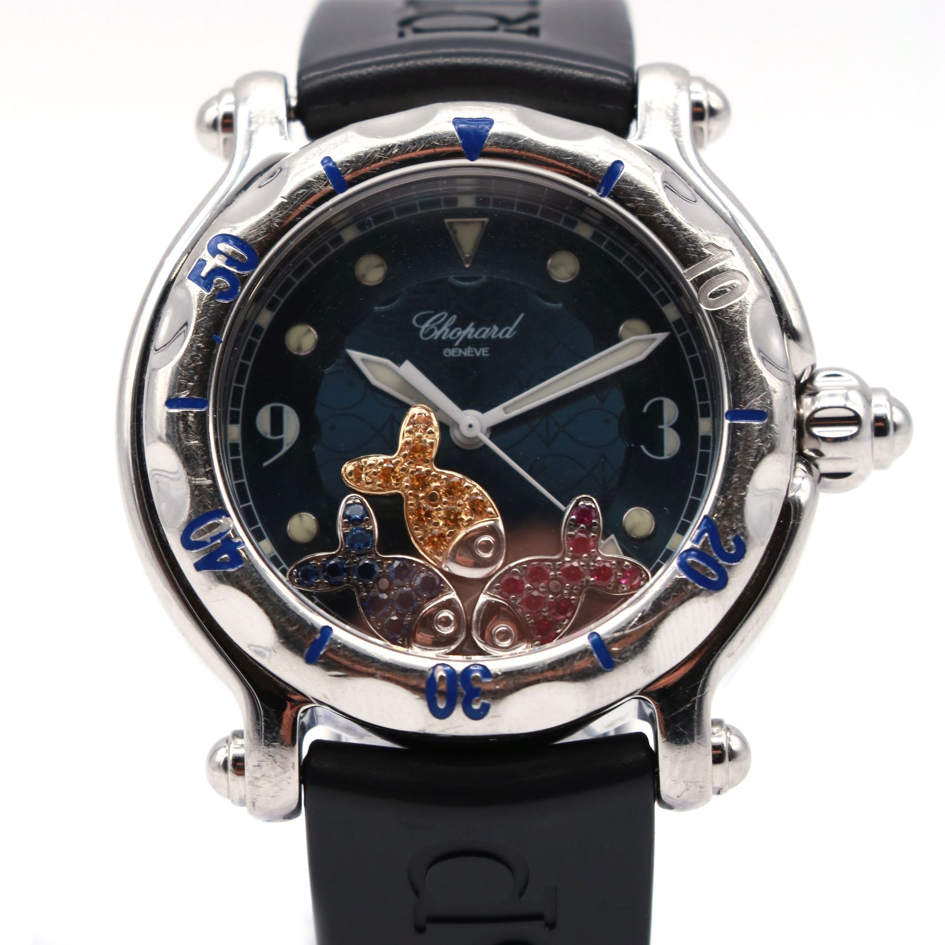 Montre Chopard, Happy Fish Sport 精钢表壳，签名为

蓝底的圆形表盘上刻有鱼群，手持三条移动的小鱼（10颗红宝石0.15克拉，1&hellip;