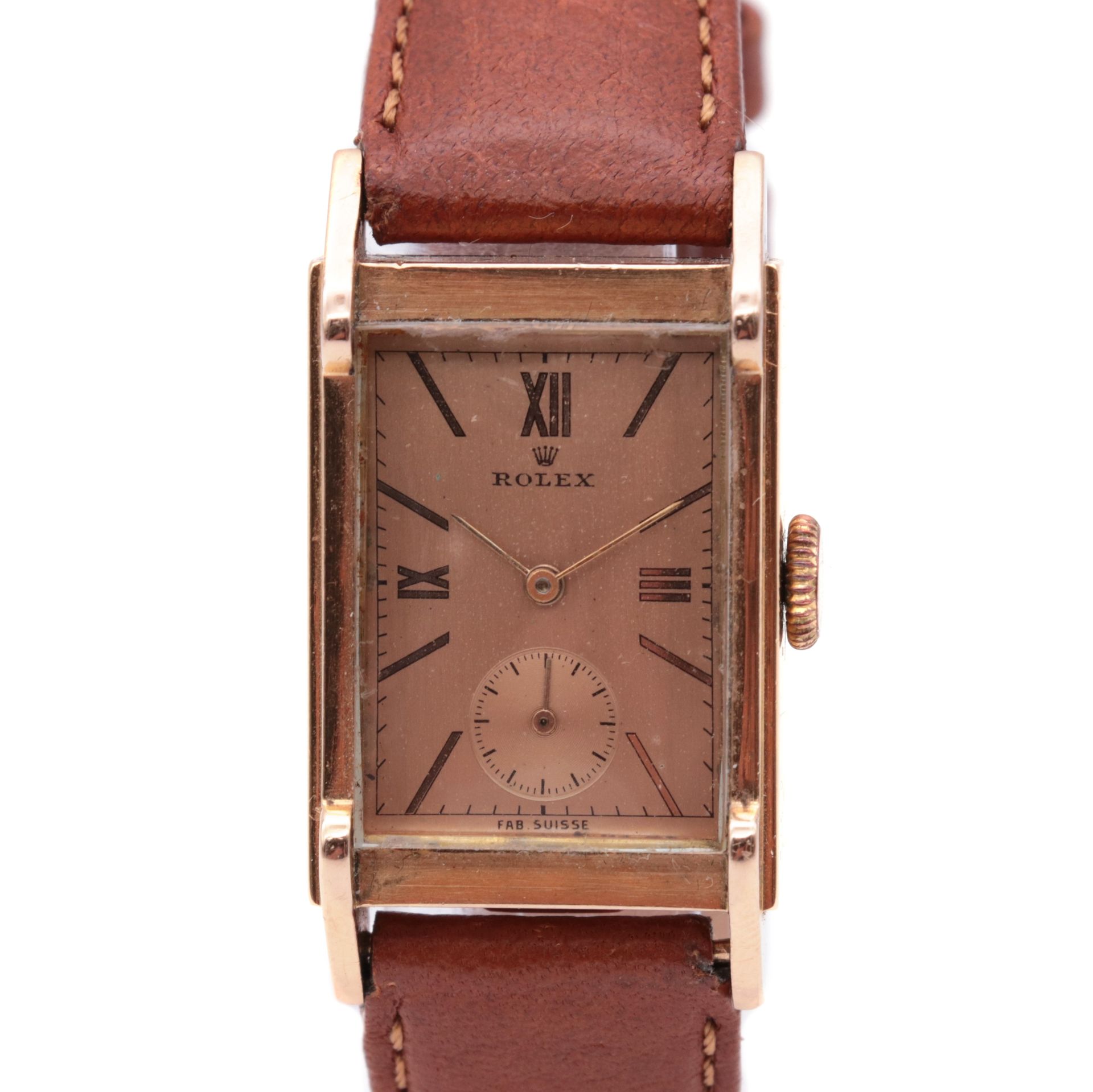 Montre Rolex Vintage 约1930年

18K黄金的表壳

金色背景的长方形表盘，指挥棒式时标和罗马数字，6点钟位置的秒针，棕色皮表带，金色金&hellip;