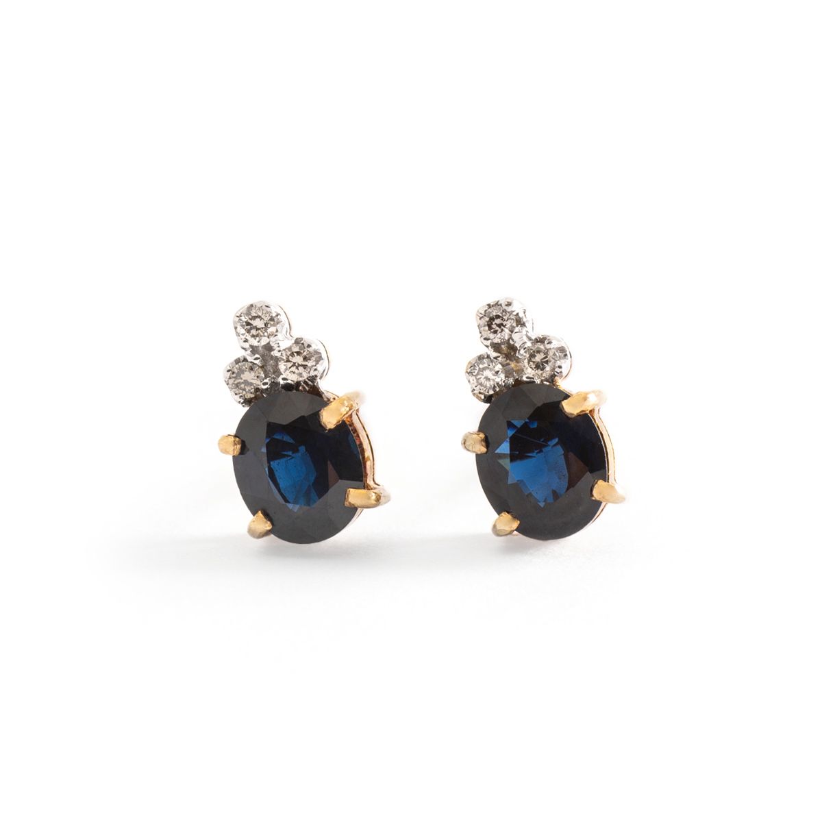Null 18K黄金耳环，每只耳环上都镶嵌着一颗爪镶的椭圆形蓝宝石（高6.5毫米）和三颗小钻石

尺寸：10 x 0.6 mm

毛重 : 2,67 g
