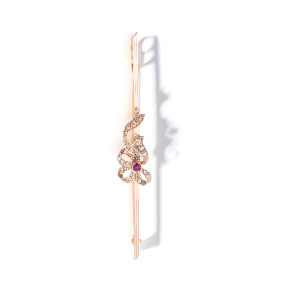 Null Belle Epoque brooch in 18 ct yellow gold, decorated with a knot of rubies a&hellip;
