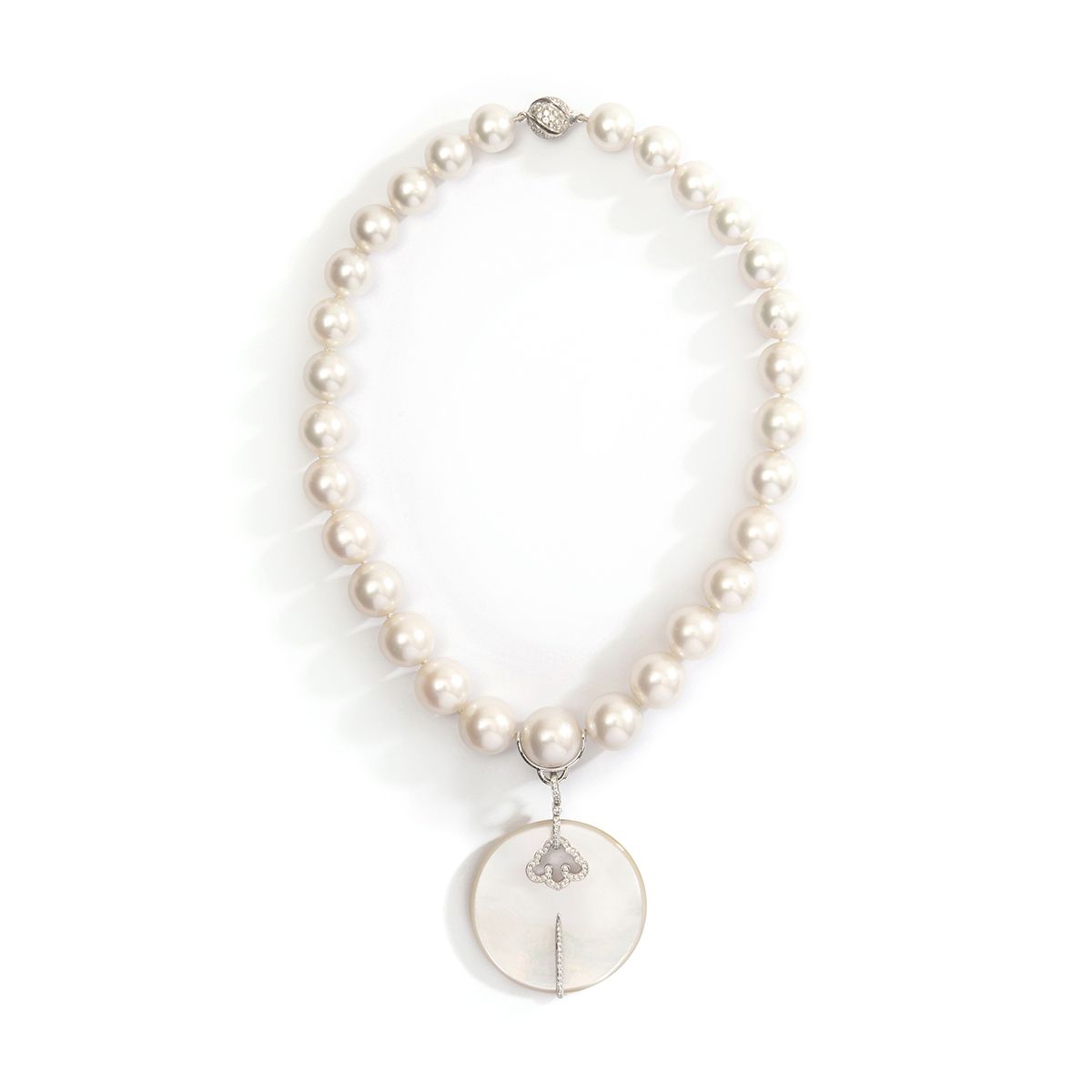 ADLER Collier en perles de culture blanche, le fermoir en forne de sphère en or &hellip;