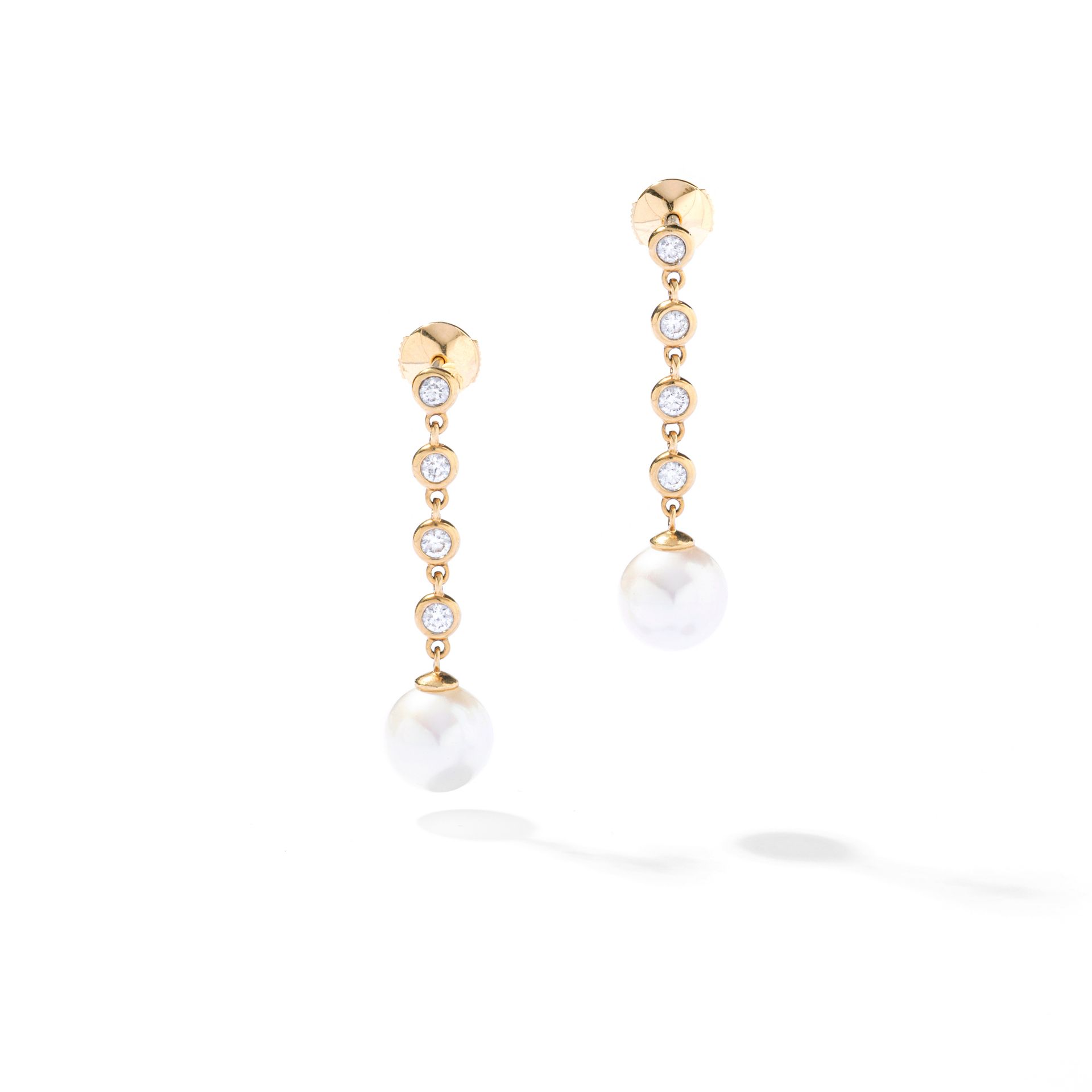 Null Earrings in 18 ct yellow gold, a line of diamonds in closed setting, at the&hellip;