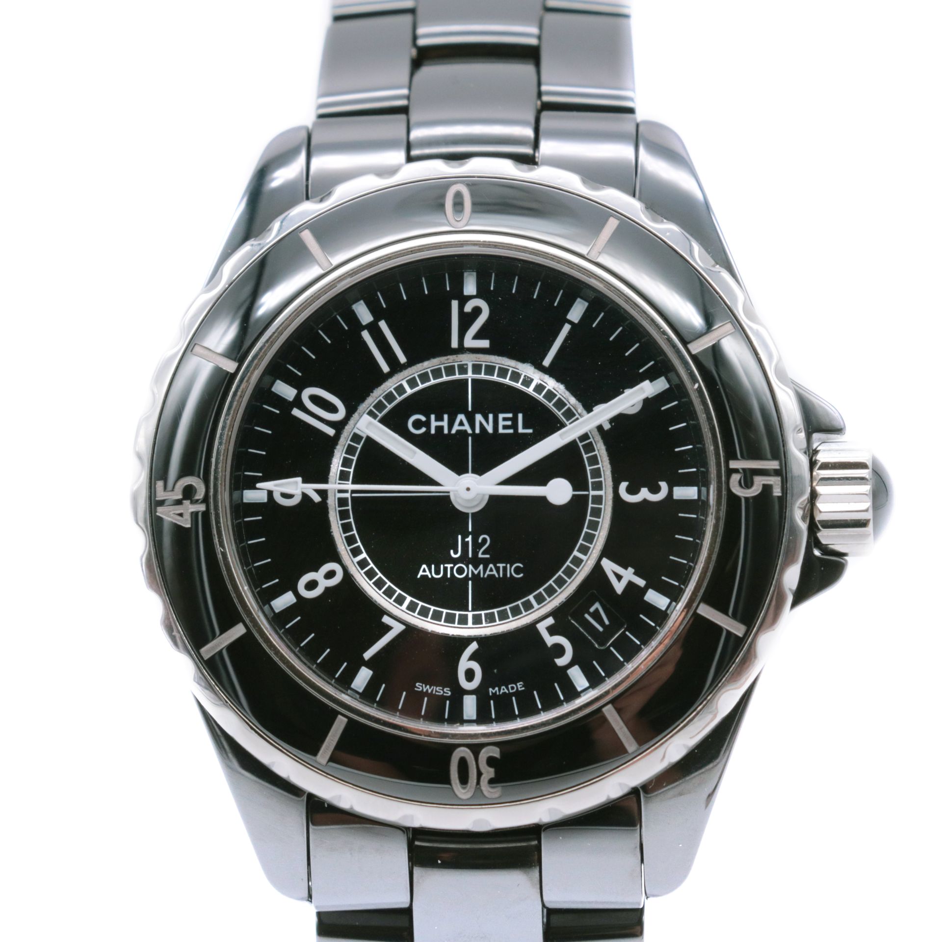 Montre Chanel, J12 Ceramic 陶瓷和钛合金表壳，签名为

黑底圆形凹槽表盘，阿拉伯数字，旋转表圈，日期位于4点和5点之间，中央秒针，黑色&hellip;
