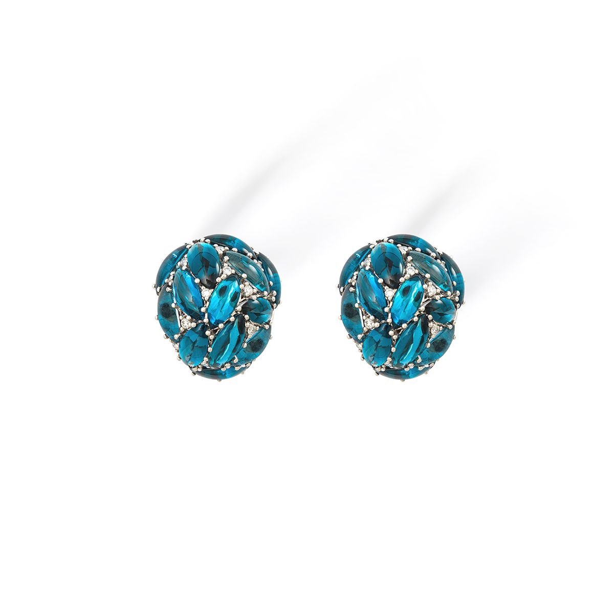 Null Earrings in 18 ct white gold, openwork topaz London Blue 

Dimensions: 25 x&hellip;