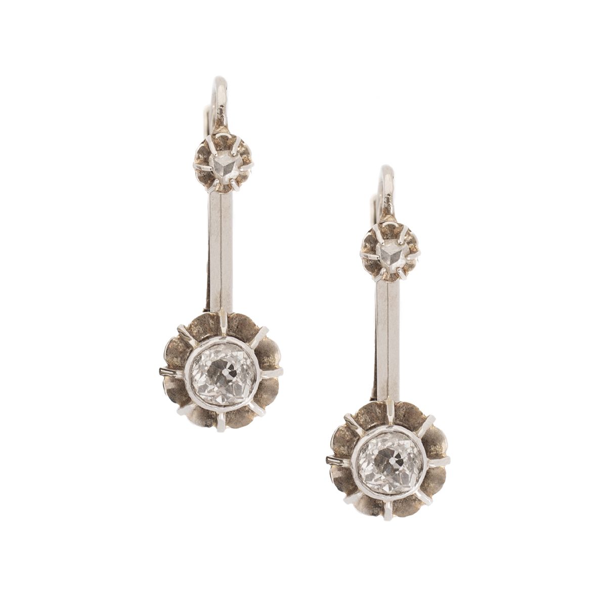 Null 18 ct white gold earrings with geometrical design, adorned with diamonds, t&hellip;