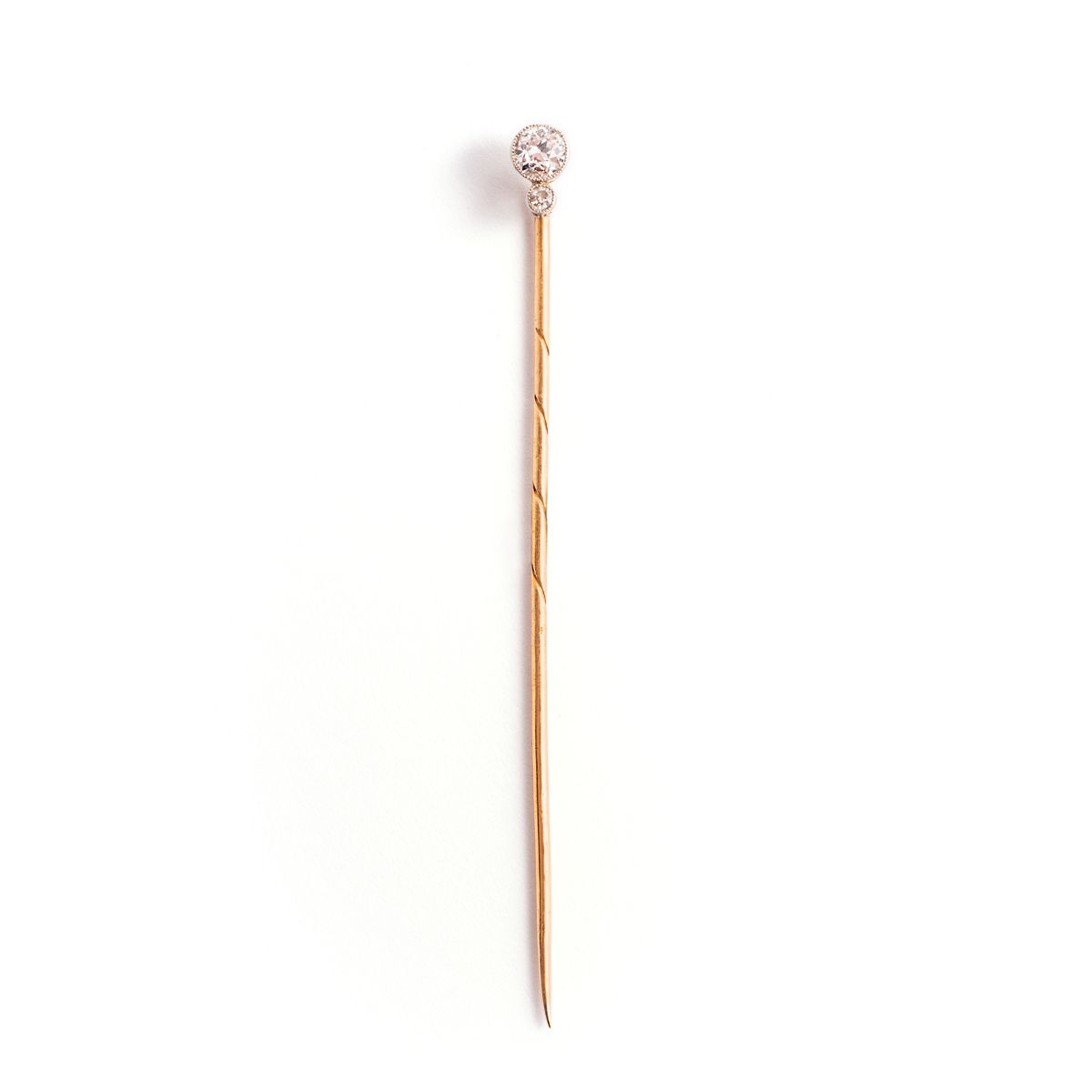 Null 18K黄金和铂金胸针，镶嵌一颗钻石（约0.35克拉

20世纪初

长度：70毫米

毛重：2.40克