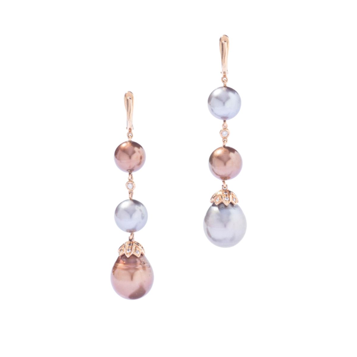 Null 18K玫瑰金耳环，每只耳环上都镶嵌着三颗落下的灰色和棕色养殖珍珠，并饰以钻石。

长度：60毫米

毛重：20.08克