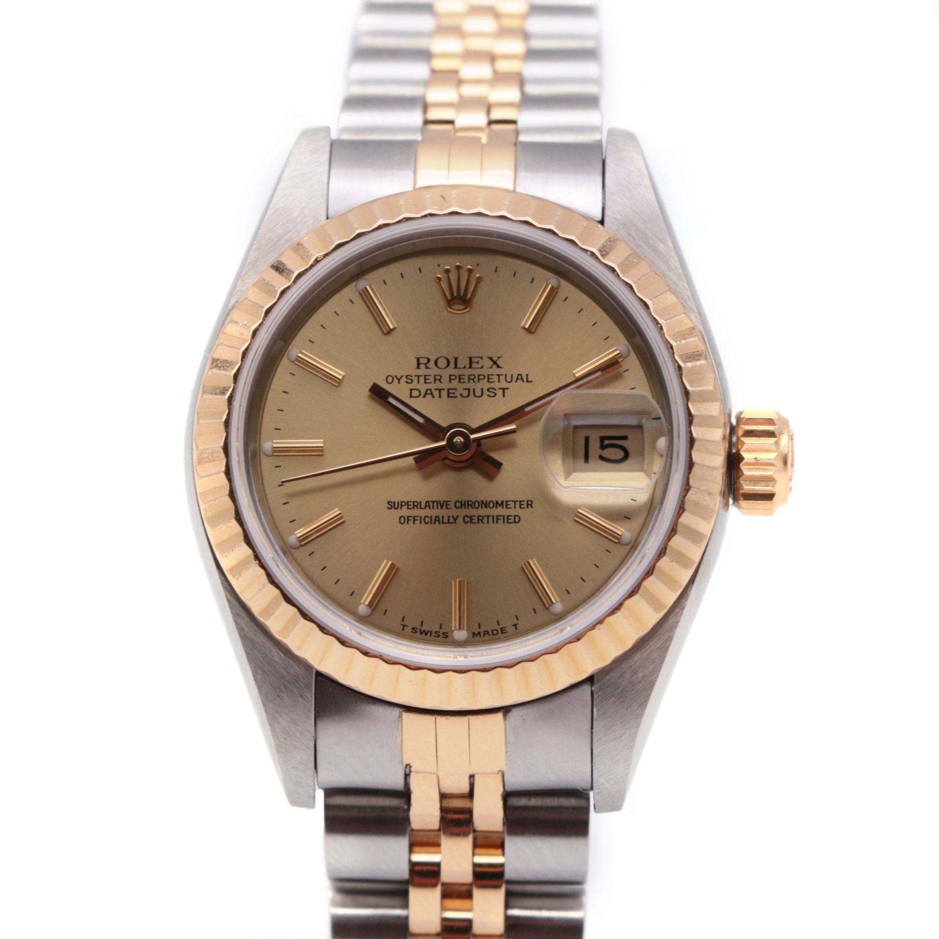 Montre Rolex, DateJust Oyster Perpetual 钢制表壳

圆形表盘上有金色背景和铬光指挥棒时标，夜光指针，日期位于3点钟位置，&hellip;