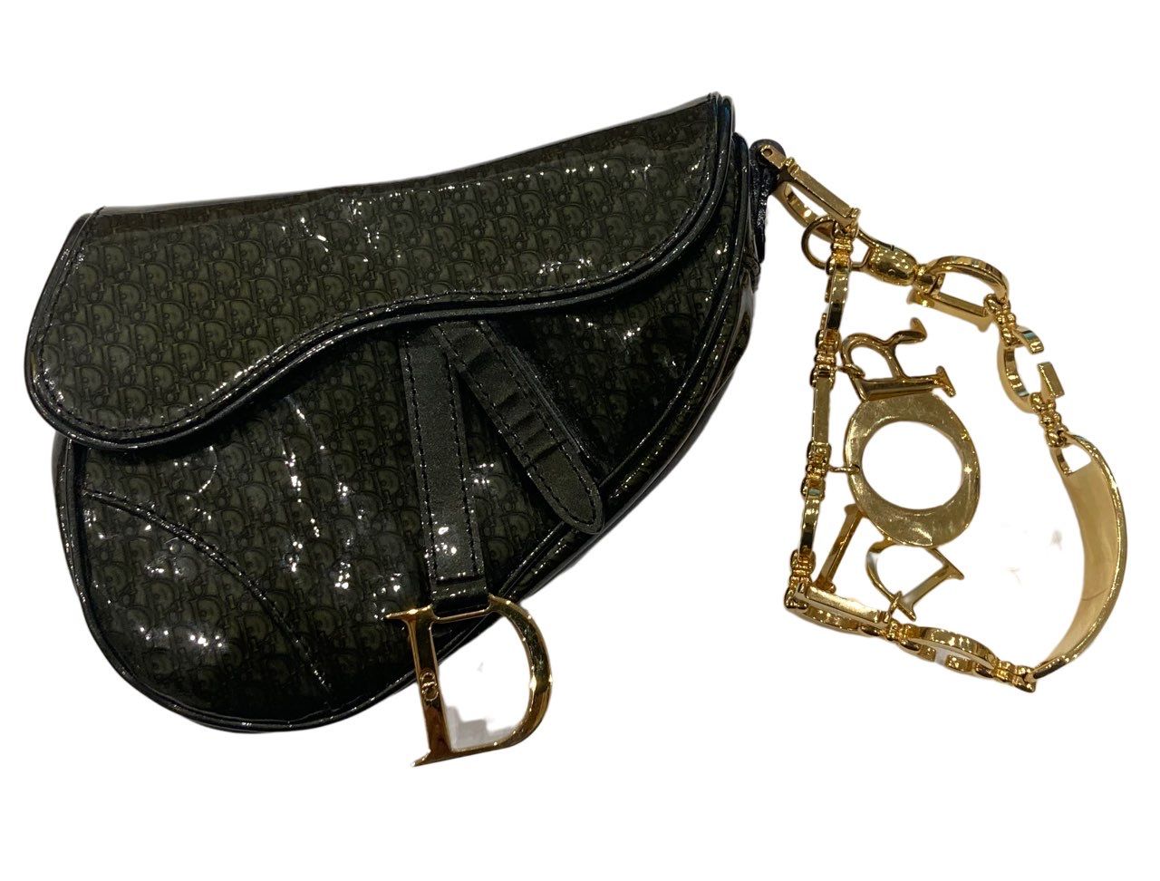 Christian Dior Christian Dior Saddle迷你包，清漆青铜色，镀金金属字母D的刮擦扣，以镀金金属带为特色的DIOR字母手提。


&hellip;