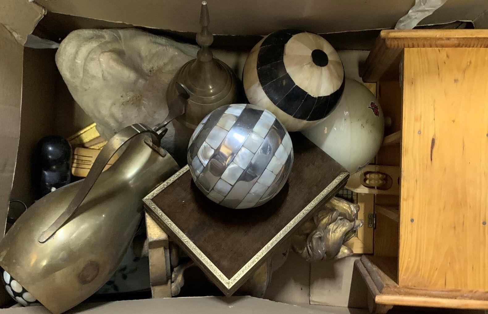 Null 各种小饰品，包括相框、3个球、死亡面具、盒子等。