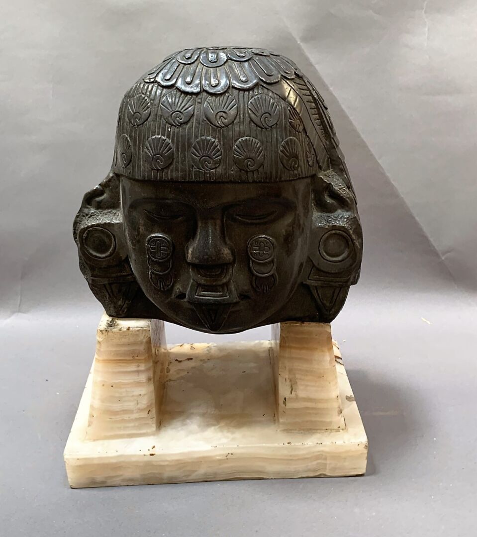 Null 阿兹特克人的青铜头像（事故）。

现代工作

搁置在大理石底座上

头部高度：21厘米

总高度：32厘米