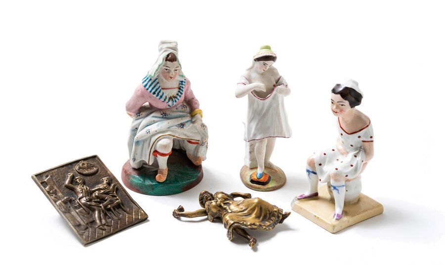 Null . [Artistes non identifiés]. Trois figurines en porcelaine, une plaque de b&hellip;