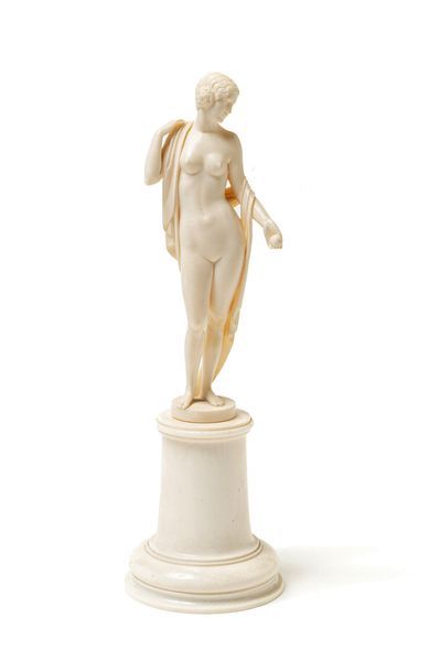 Null E. R. Femme nue drapée tenant une pomme, vers 1930. Statuette en ivoire scu&hellip;